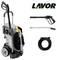Myjka ciśnieniowa na kółkach, z wężem i dyszą, marka Lavor. Idealna do czyszczenia powierzchni zewnętrznych. Zawiera elementy wyposażenia dodatkowego.