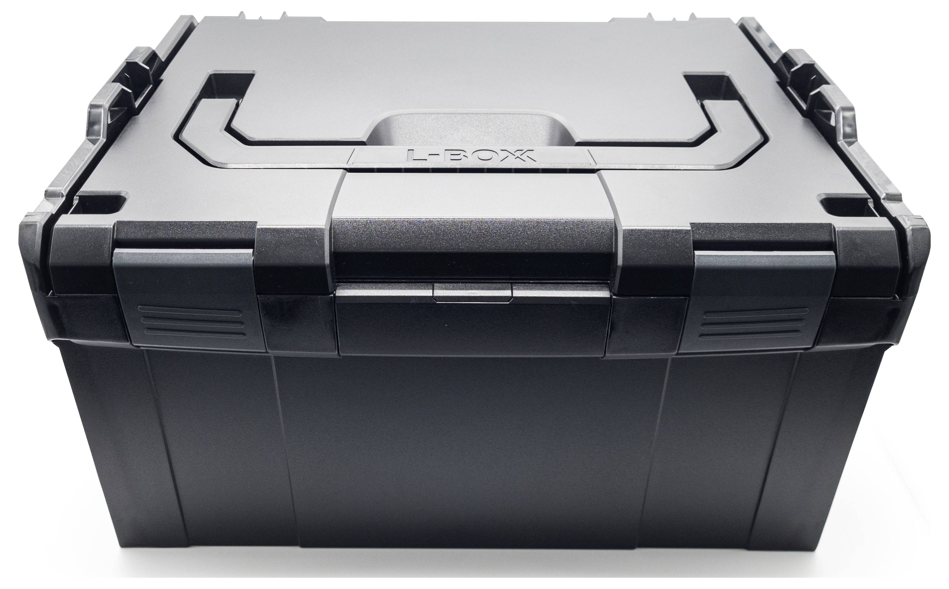 Czarna skrzynka transportowa wykonana z wytrzymałego tworzywa sztucznego z uchwytem, o prostokątnym kształcie, z napisem 'L-BOX' na pokrywie.