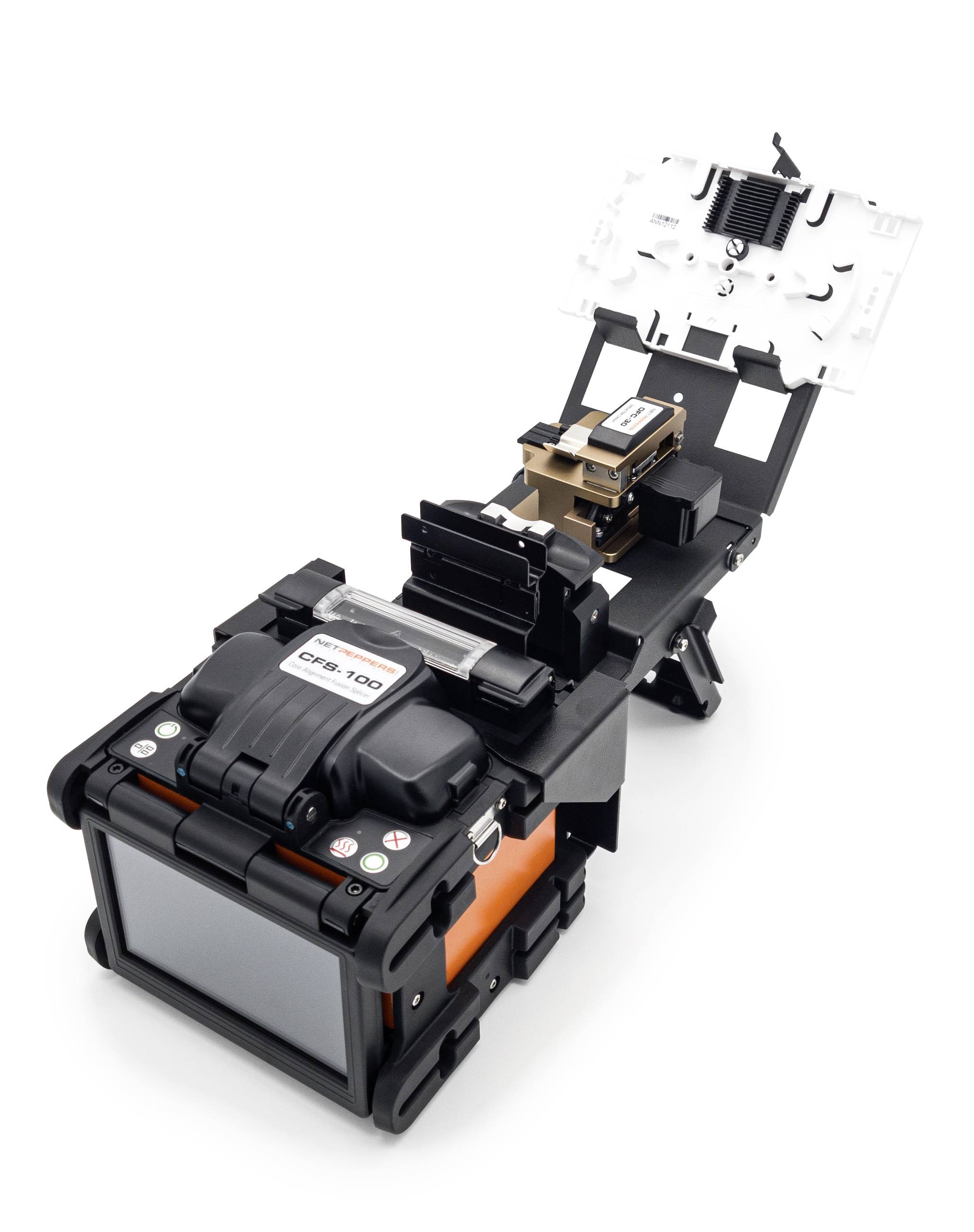 Spawarka światłowodowa z otwartą pokrywą, gotowa do połączenia końcówek włókien światłowodowych.