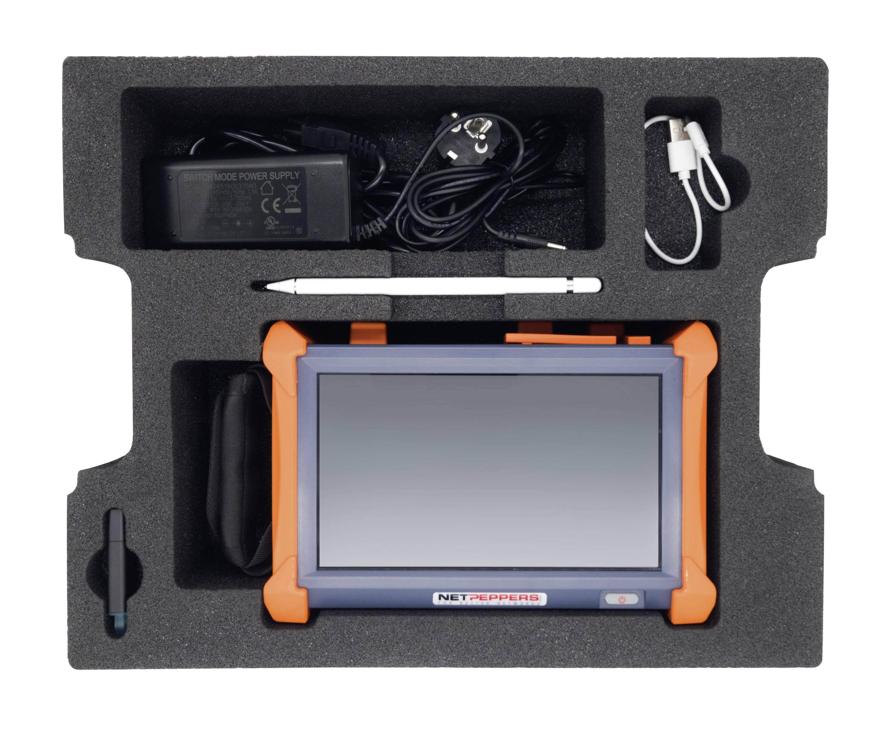 Cyfrowy miernik w kolorach pomarańczowo-niebieskim, umieszczony w czarnym futerale z pianki, wyposażony w ładowarkę, długopis i akcesoria.