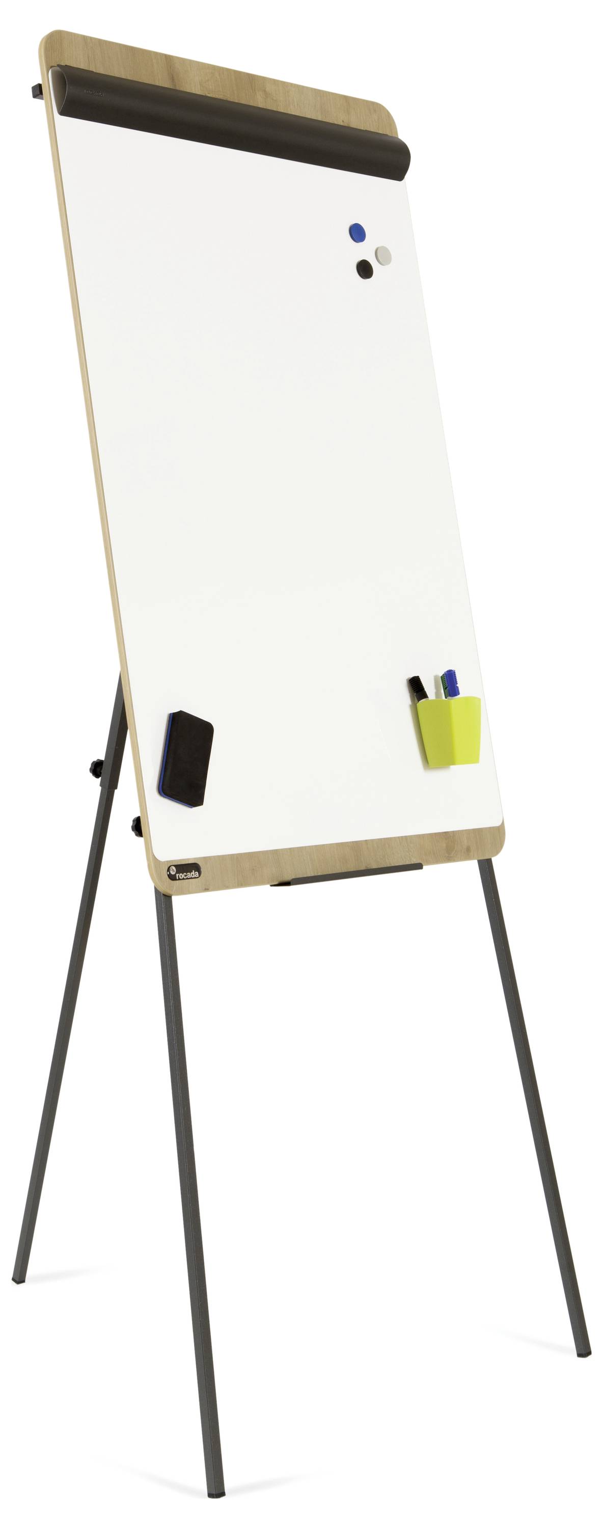 Puste, trójnożne flipchart z białą tablicą. Po bokach zamocowany jest uchwyt z kilkoma pisakami.