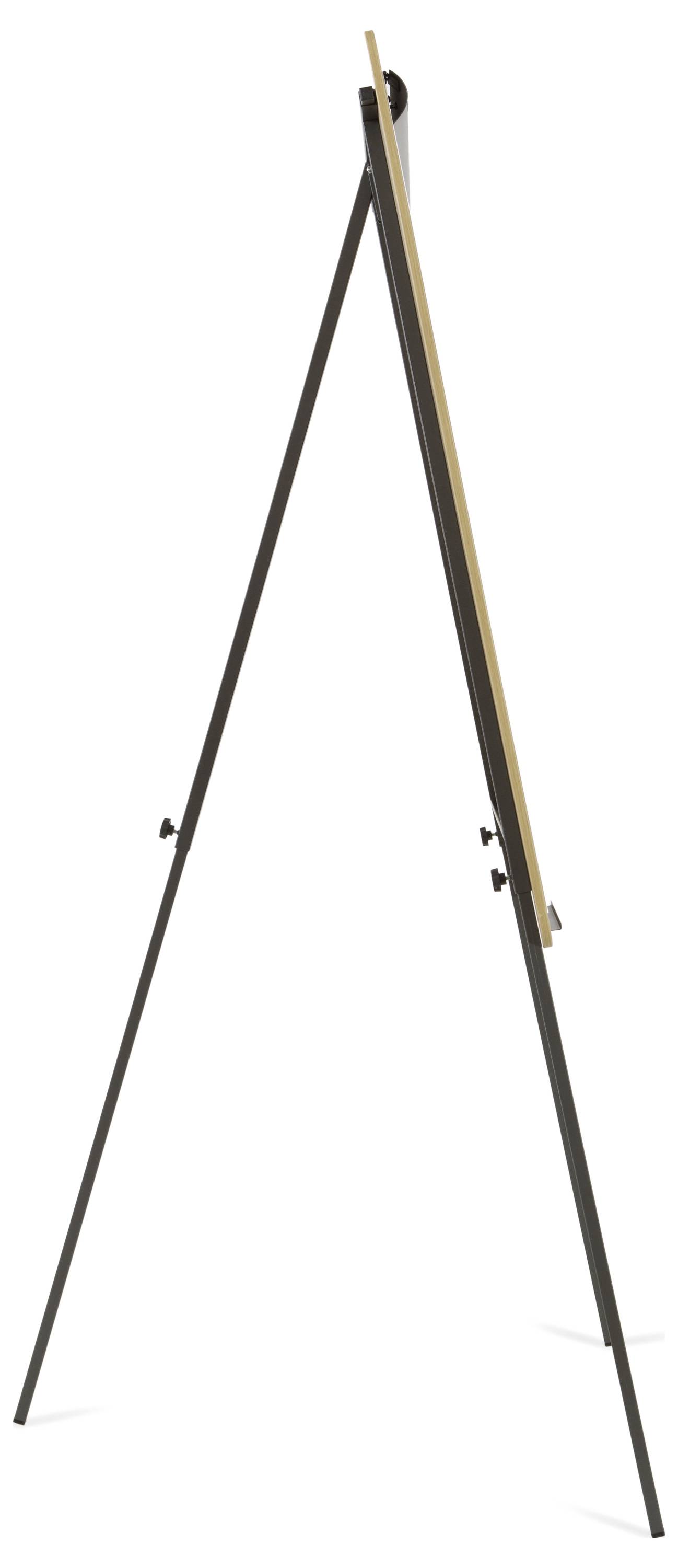 Czarny, trójnożny stojak na sztaludze z metalu, sfotografowany z boku, bez zamocowanego płótna lub papieru.