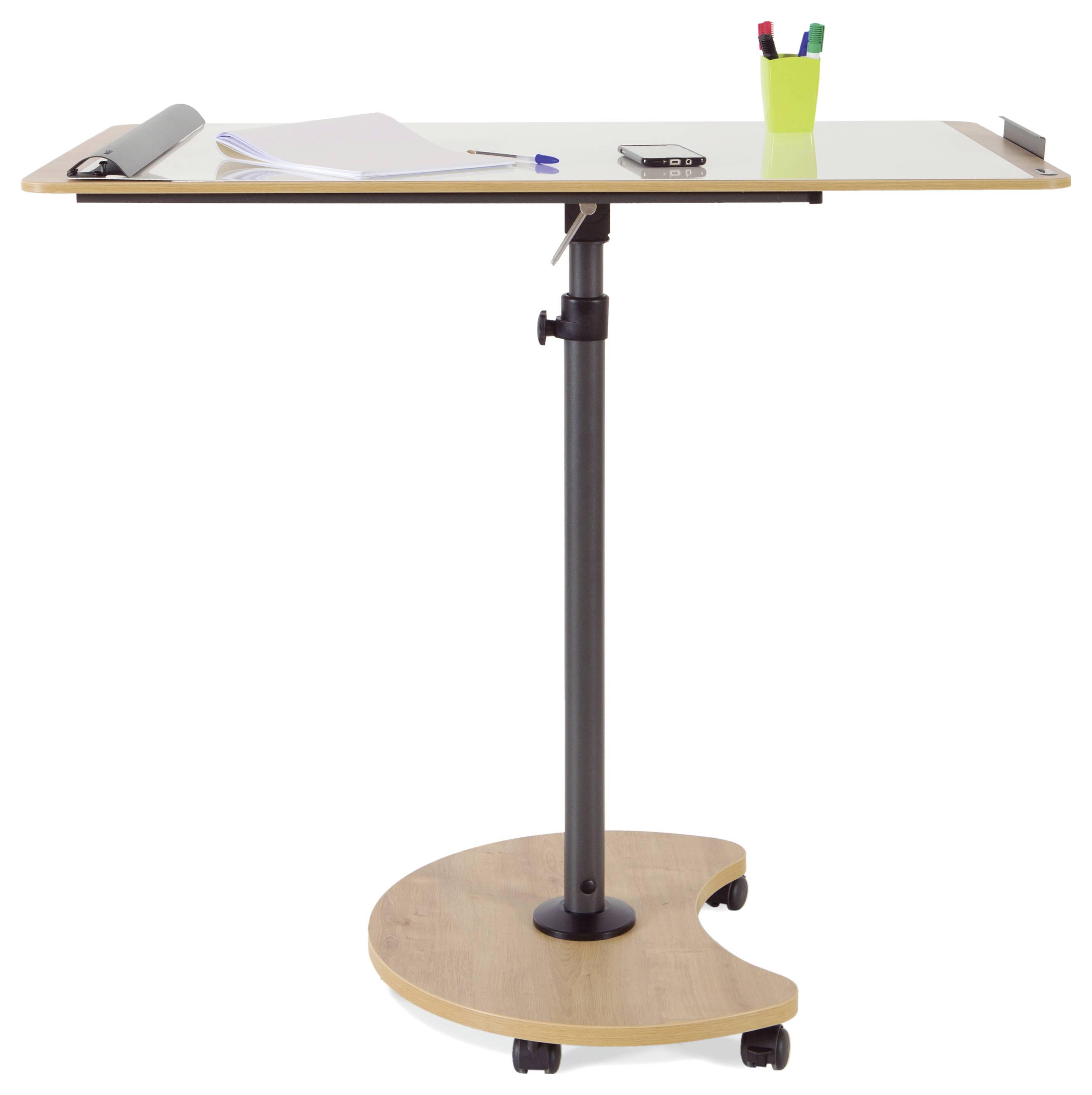 Regulowany na wysokość biurko do pracy na stojąco z kółkami, na którym leży otwarty notes, smartfon oraz pojemnik na długopisy z pisakami.
