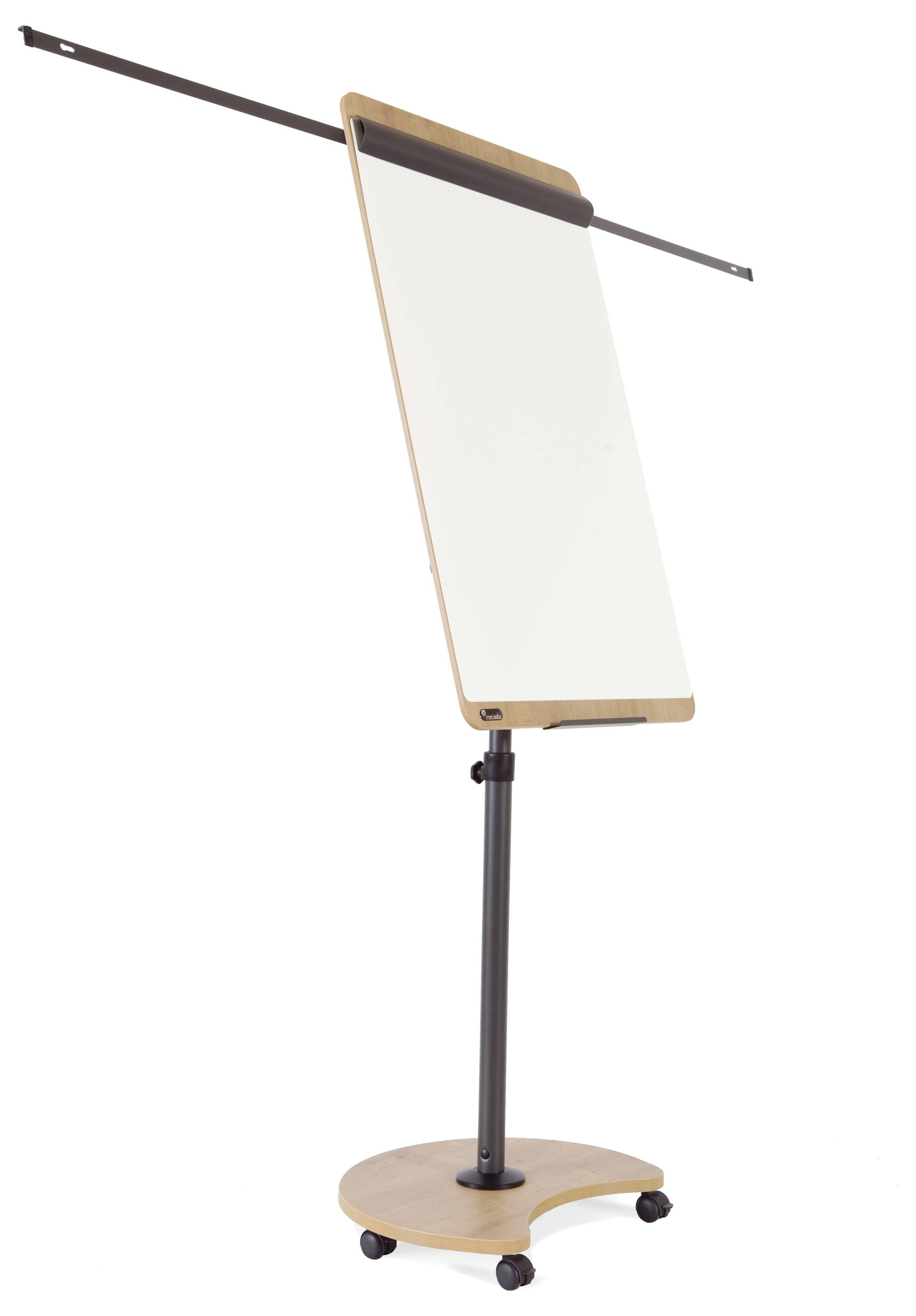 Mobilny flipchart z białą powierzchnią do pisania, zamontowany na stojaku z kółkami, idealny do prowadzenia prezentacji lub warsztatów.