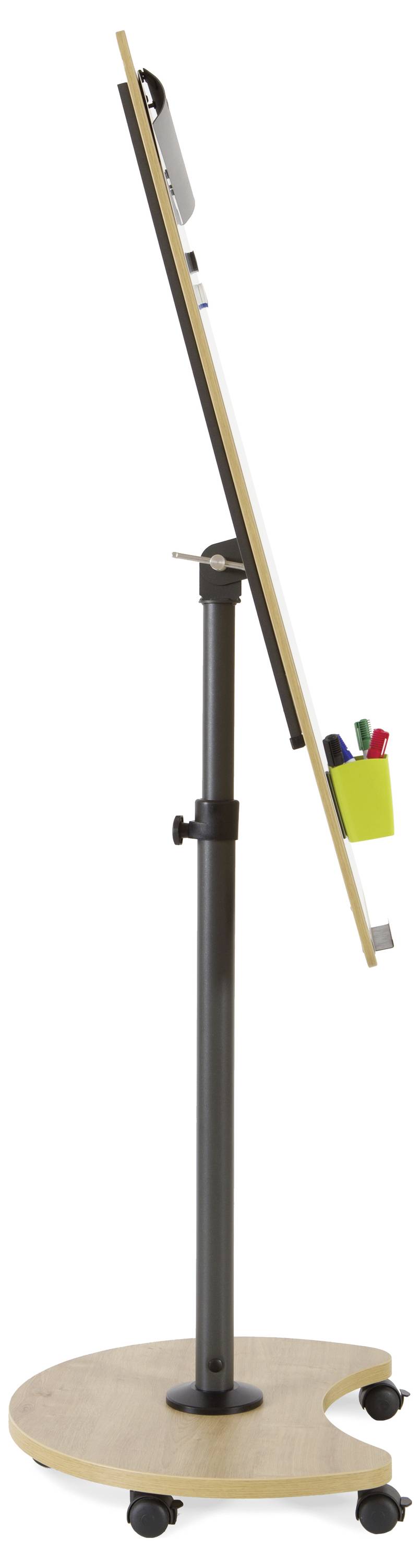 Mobilna tablica biała, ustawiona pionowo, na czarnym stojaku z drewnianą podstawą. Z boku żółty pojemnik na pisaki z markerami.