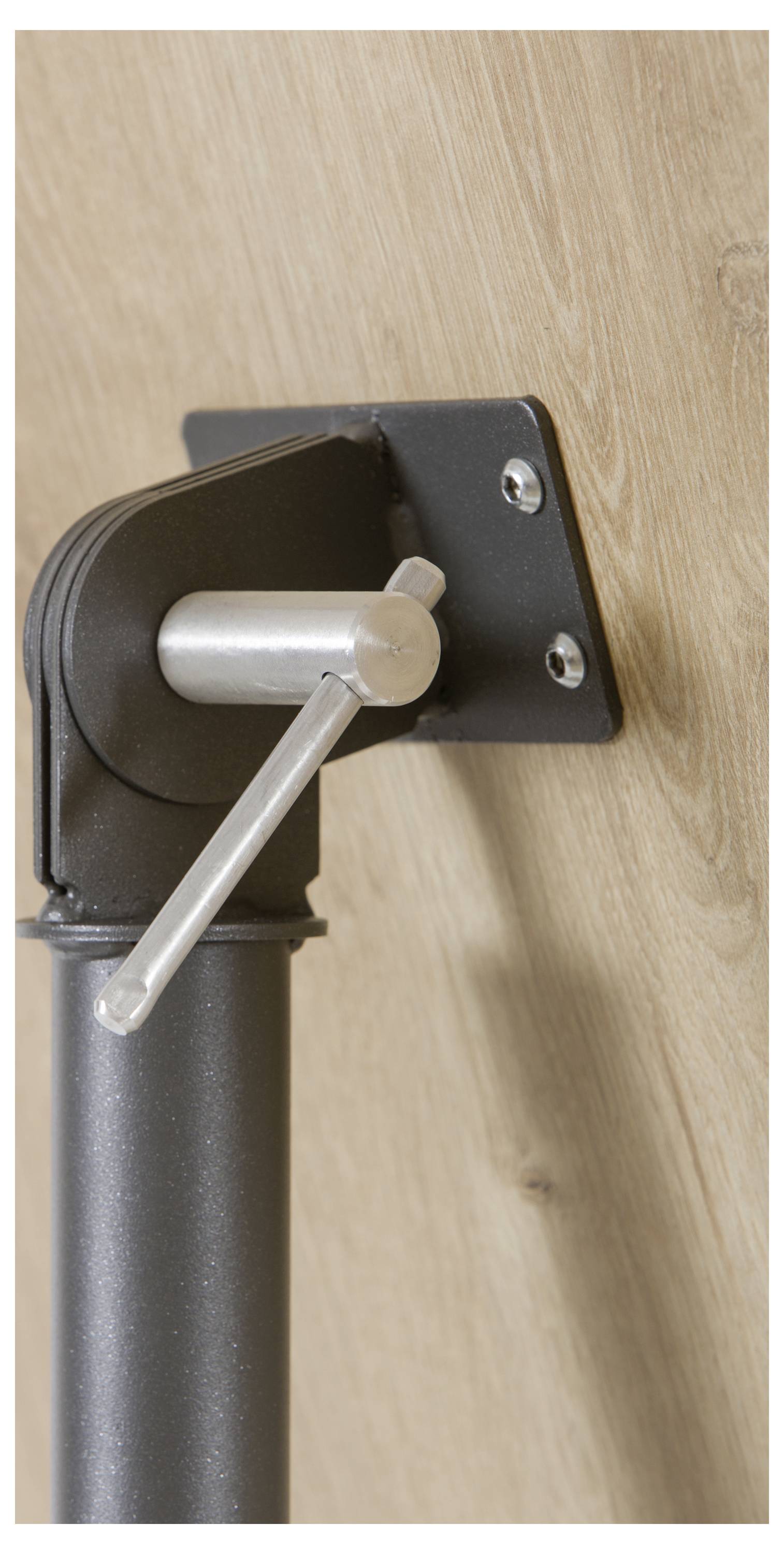 Czarne metalowe zawiasy z srebrną dźwignią zamocowane do drewnianych drzwi.