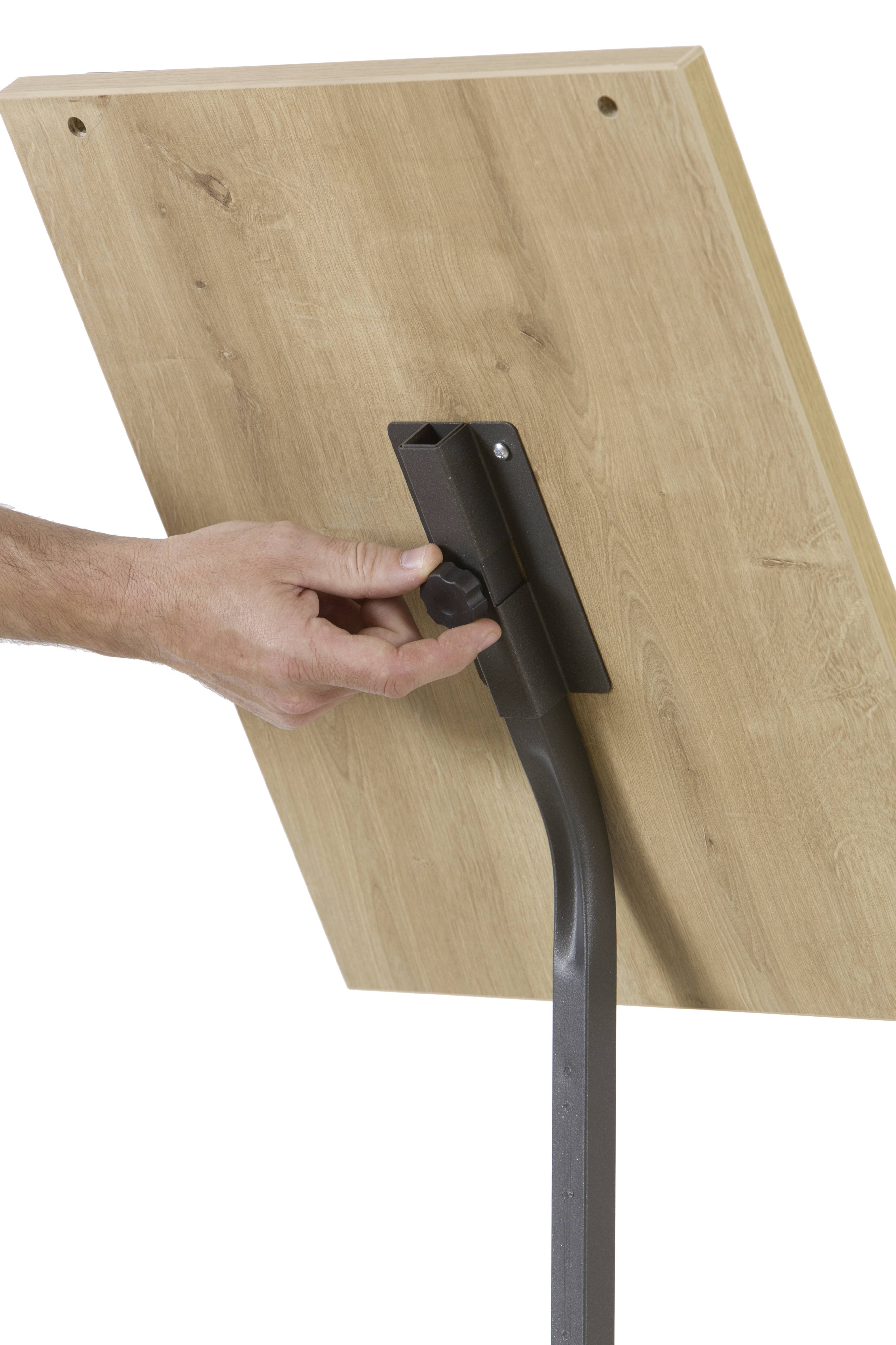 Osoba reguluje kąt drewnianej płyty na metalowym stojaku. Ręka trzyma pokrętło, aby zmienić pozycję.