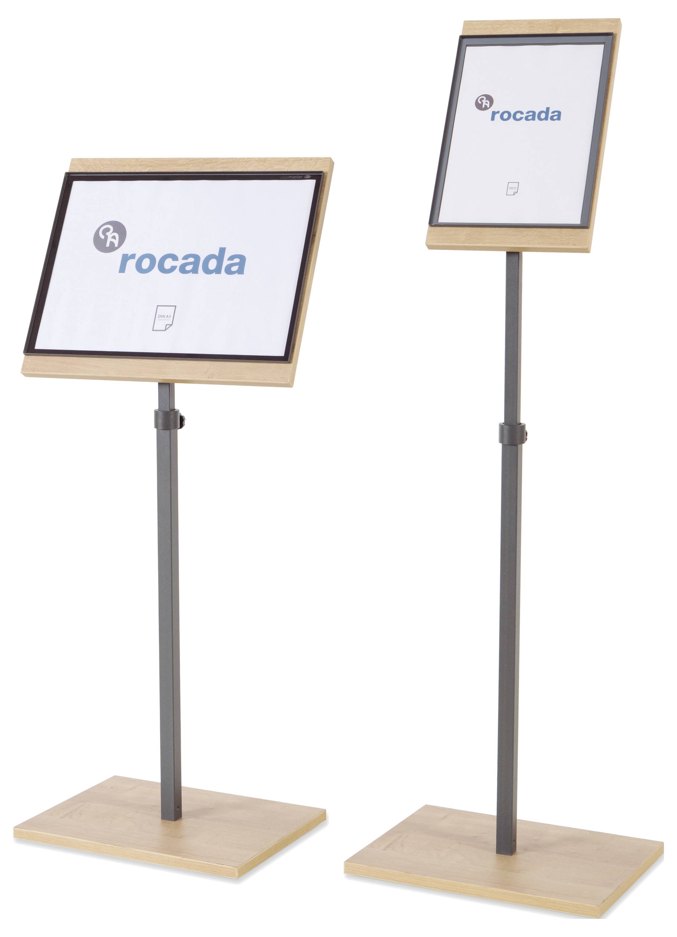 Dwa stojaki drewniane z czarną metalową ramą, każdy z ramką prezentującą logo 'rocada'. Stojące na kwadratowej podstawie.