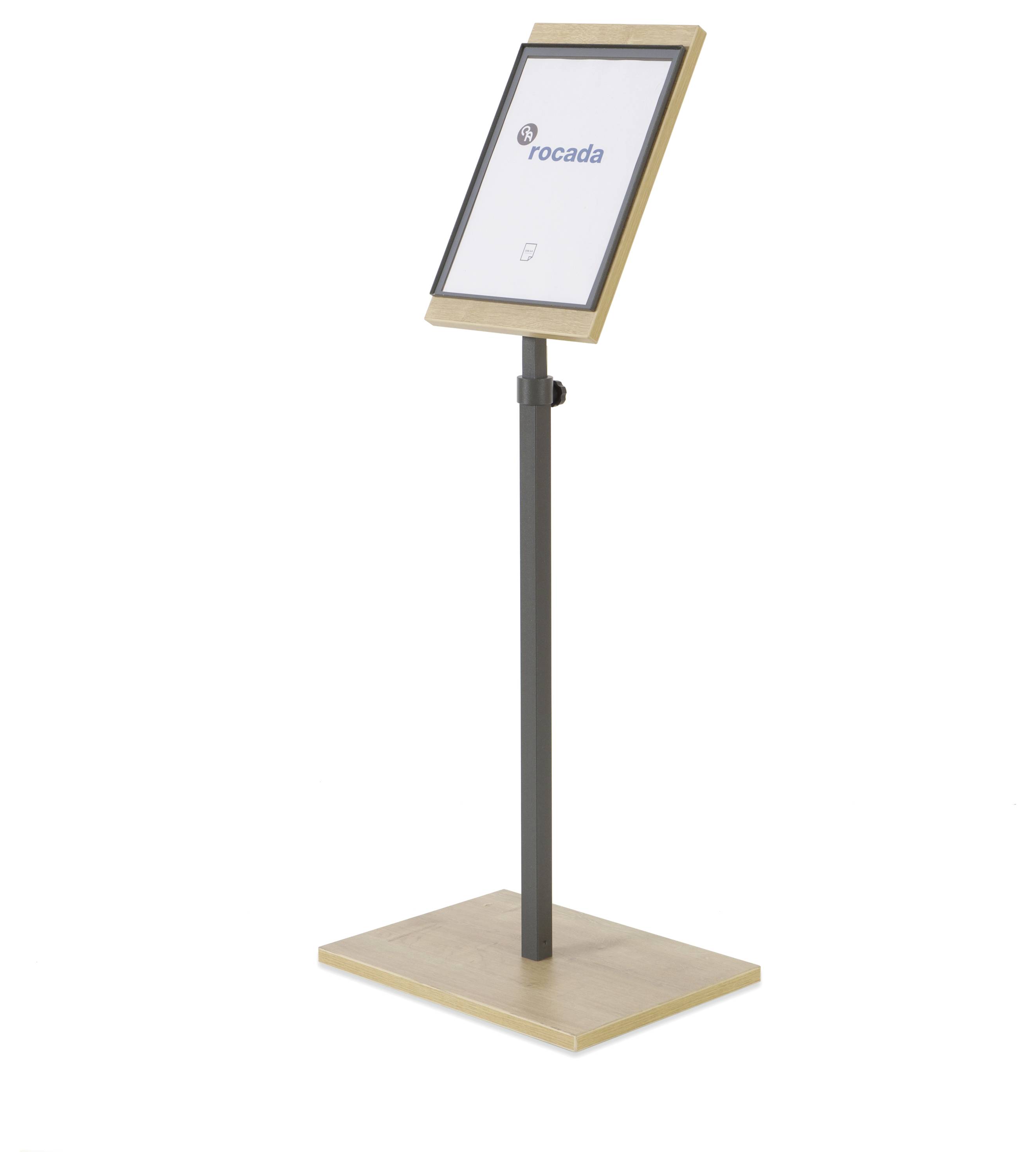 Drewniany i metalowy stojak na tablet z ekranem wyświetlającym logo 'Rocada'. Idealny do prezentacji.