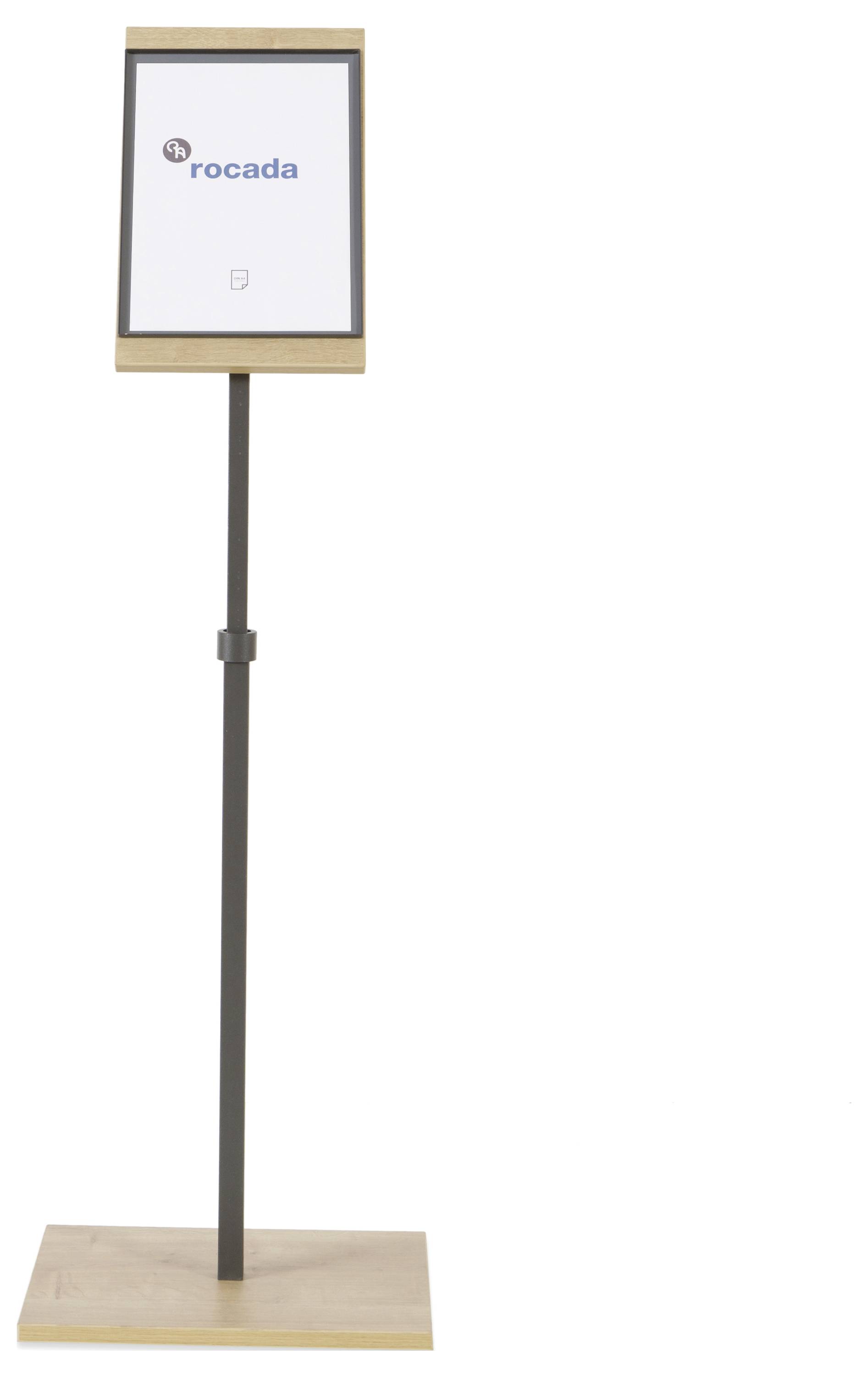 Drewniany stojak z ekranem wyświetla logo 'rocada'. Stojak jest prosty i pionowy w swej konstruktora.