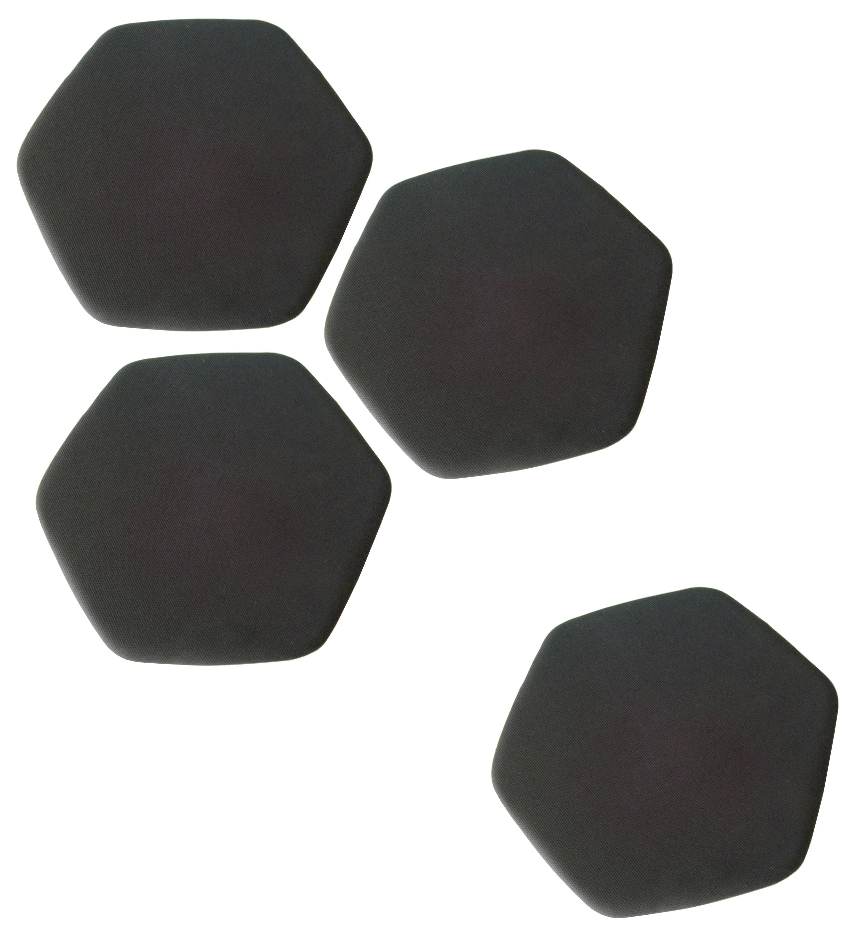 Cztery czarne, sześciokątne poduszki są ułożone nieregularnie. Wydają się miękkie i płaskie, odpowiednie do dekoracji lub jako siedziska.