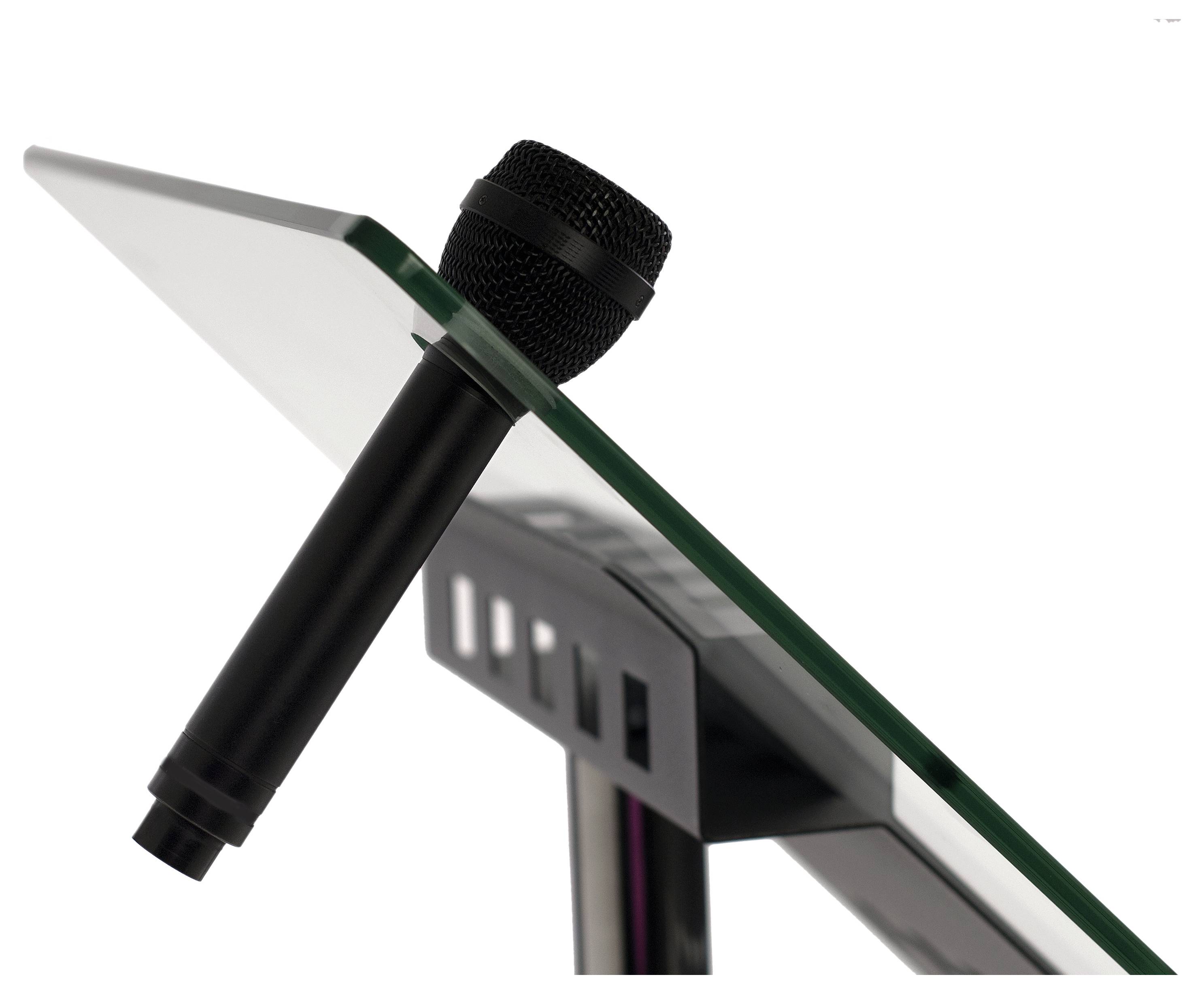 Mikrofon jest zamocowane przy szklanej mównicy, gotowe do wygłoszenia przemówienia lub prezentacji.