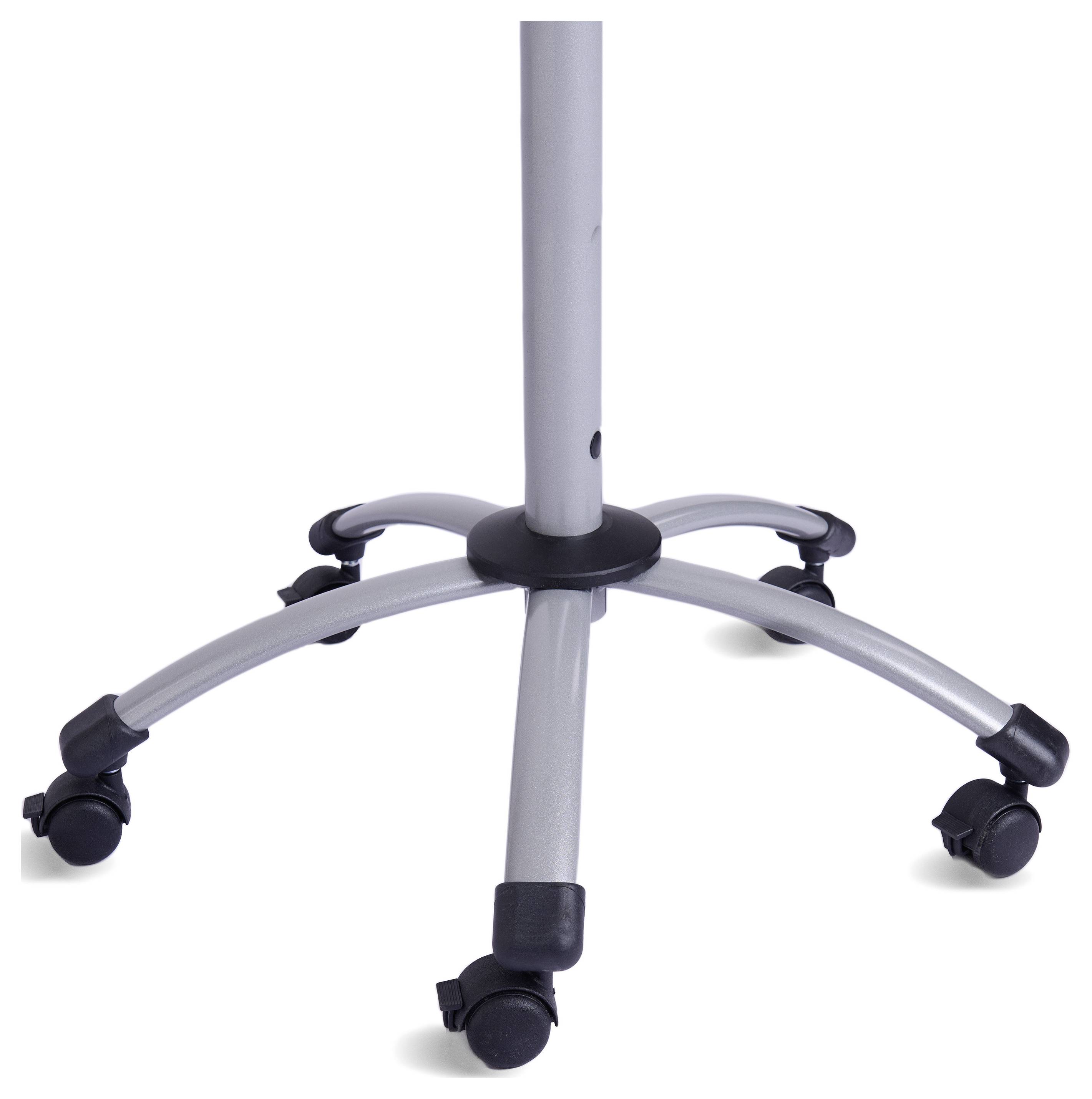 Krzesło biurowe z srebrnym metalowym krzyżakiem i czarnymi kółkami na białym tle.