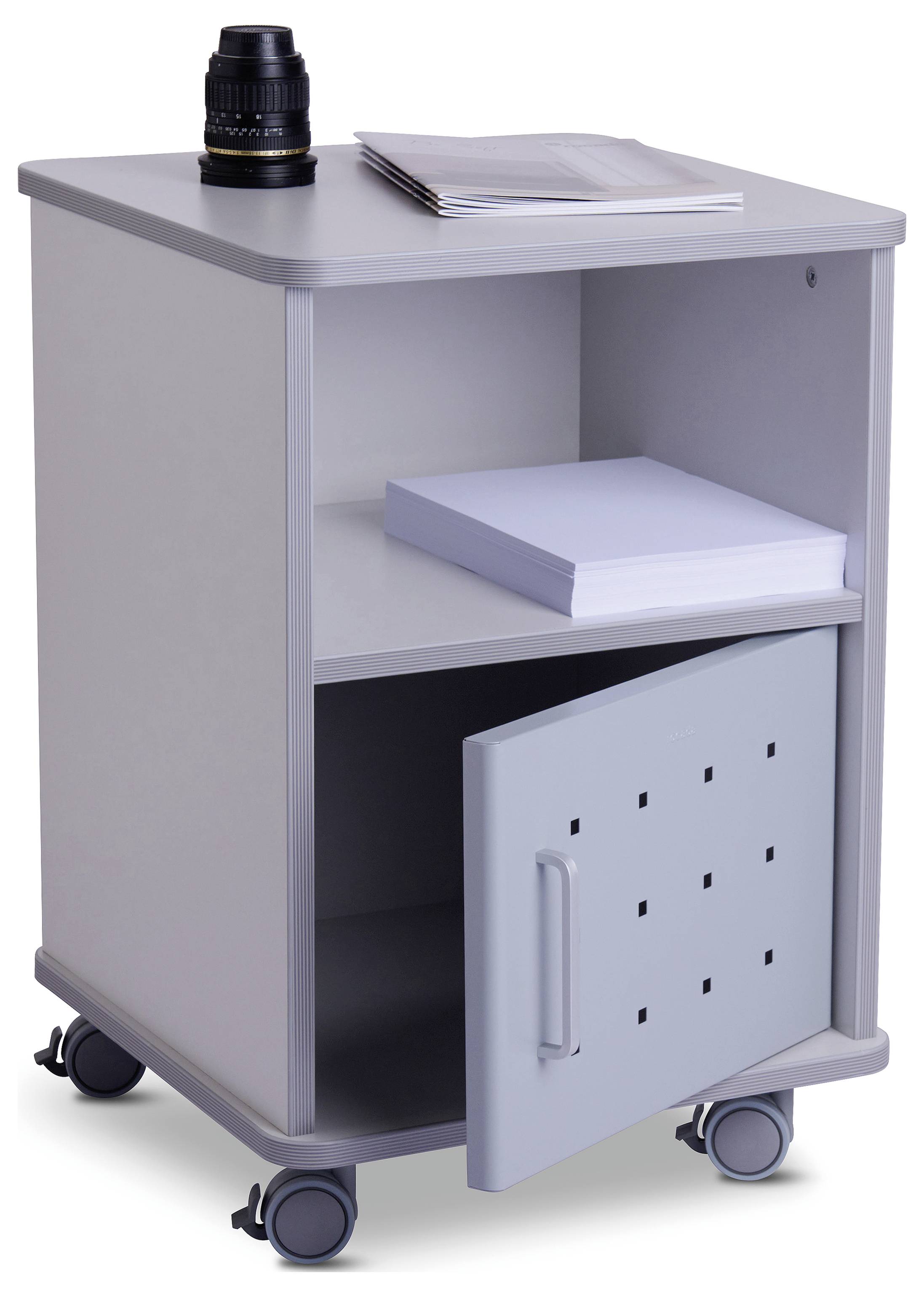 Szary wózek biurowy na czterech kółkach, z obiektywem aparatu i książkami na górze, dolna szuflada zamykana drzwiczkami, idealny do przechowywania artykułów biurowych.