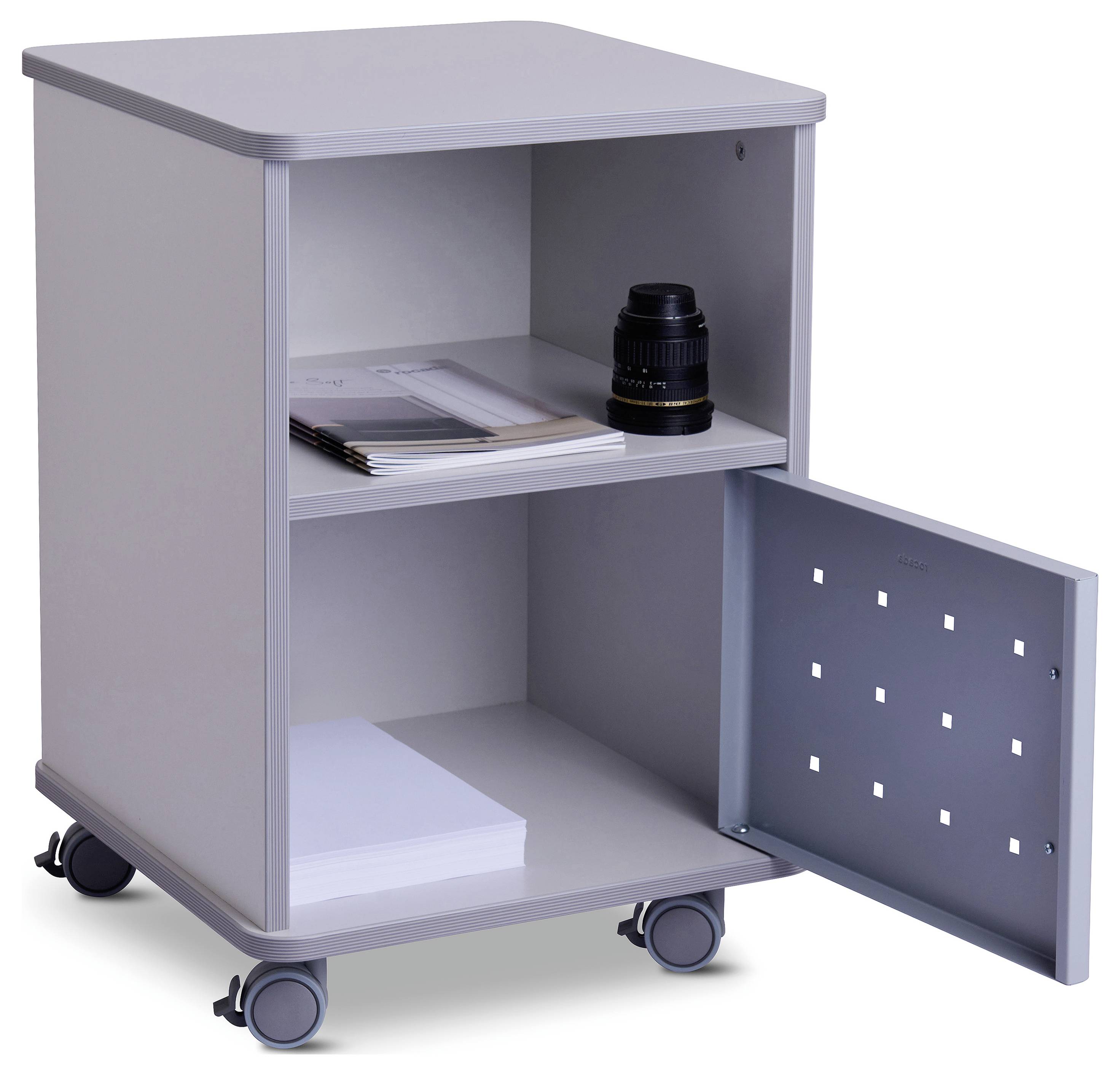 Szary kontener biurowy z dwoma półkami. Na górnej półce leżą dokumenty i akcesoria do aparatu fotograficznego. Dolne drzwiczki po prawej stronie są otwarte.
