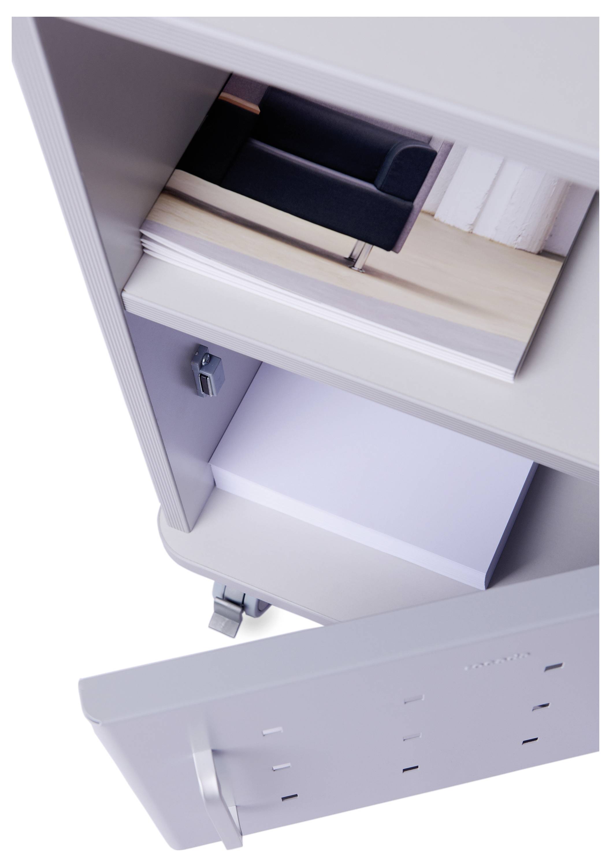 Szary szafka na akta z otwartymi przegródkami, prezentująca dokumenty i szmaty.