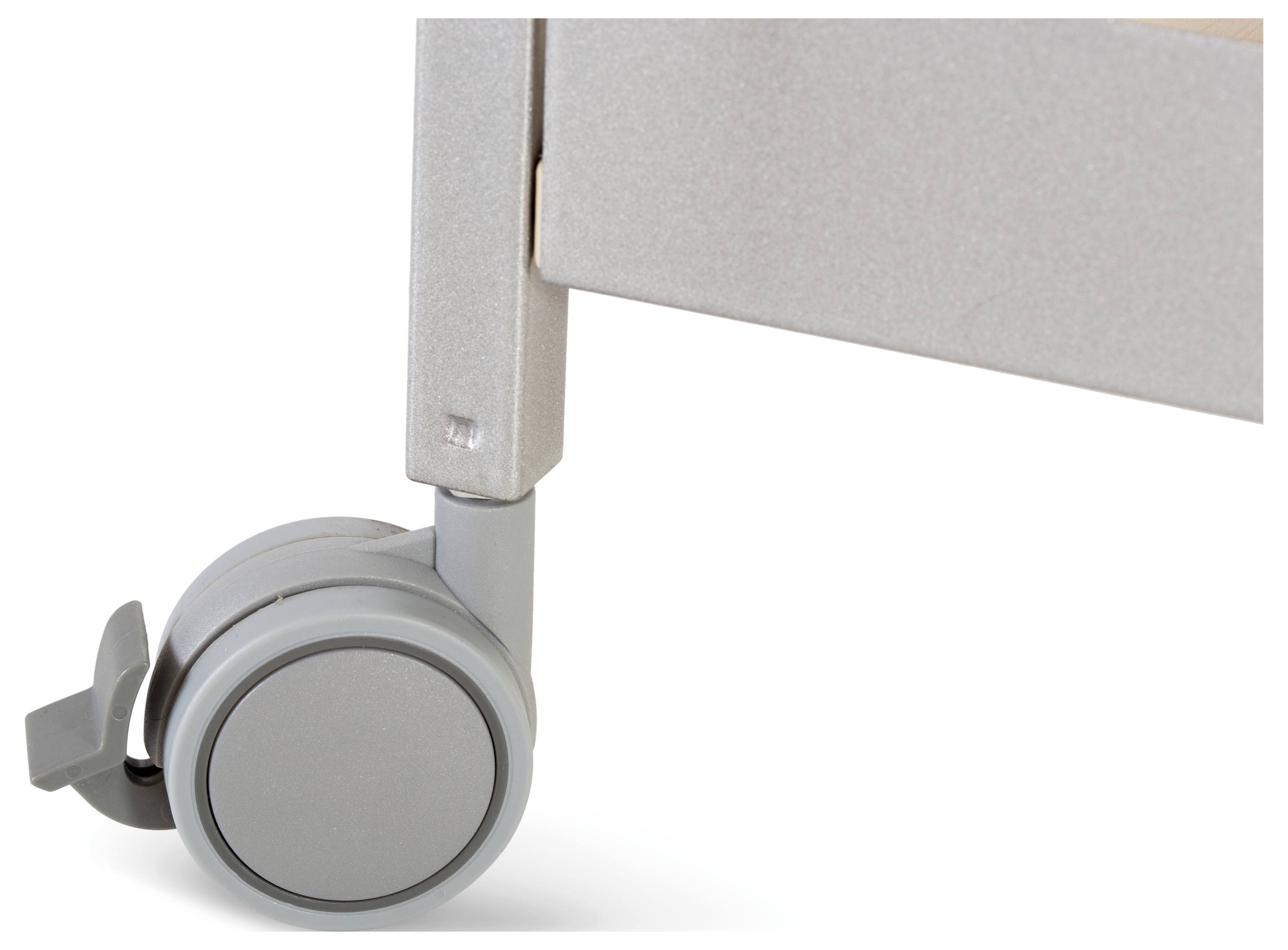 Koło wózka inwalidzkiego wykonane z srebrnego metalu i tworzywa sztucznego, zamontowane z hamulcem postojowym na elemencie meblarskim. Nacisk położony na stabilność i mobilność.