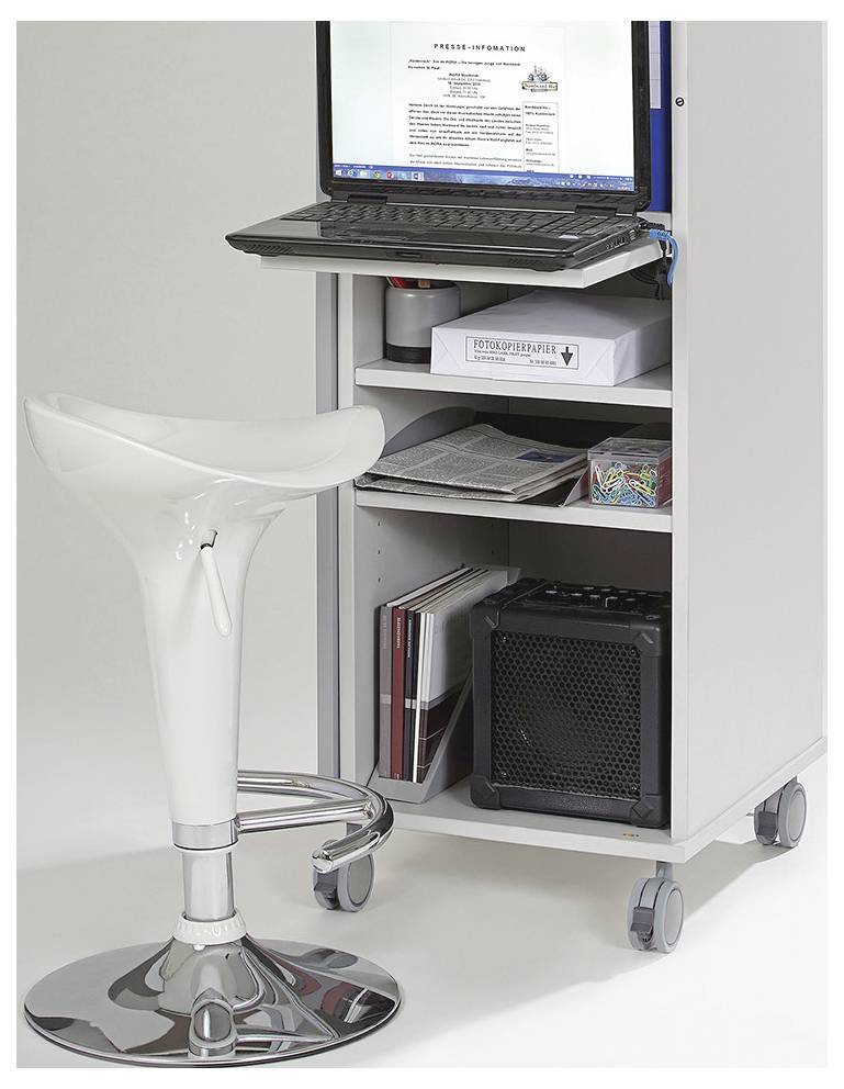 Mobilne stanowisko komputerowe z laptopem, drukarką i artykułami biurowymi na wózku transportowym, obok którego stoi biały stołek barowy.