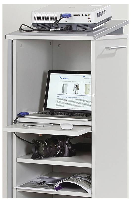 Otwarta szafa z laptopem na jednej z półek, wyświetlającym stronę internetową. Na wierzchu stoi projektor. Na dole znajduje się kamera i magazyny.