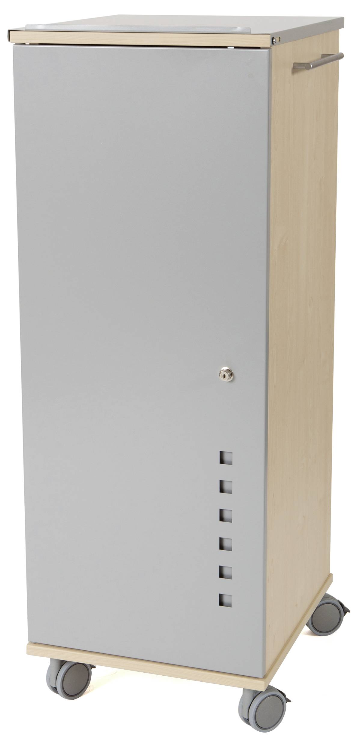 Wysoki, wąski szafka na kółkach z drewnianą ramą i szarym frontem. Zamykane drzwi z otworami w dolnej części.