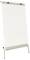 Biała tablica flipchart na trójnożnym stojaku, gotowa do prezentacji lub sporządzania notatek.
