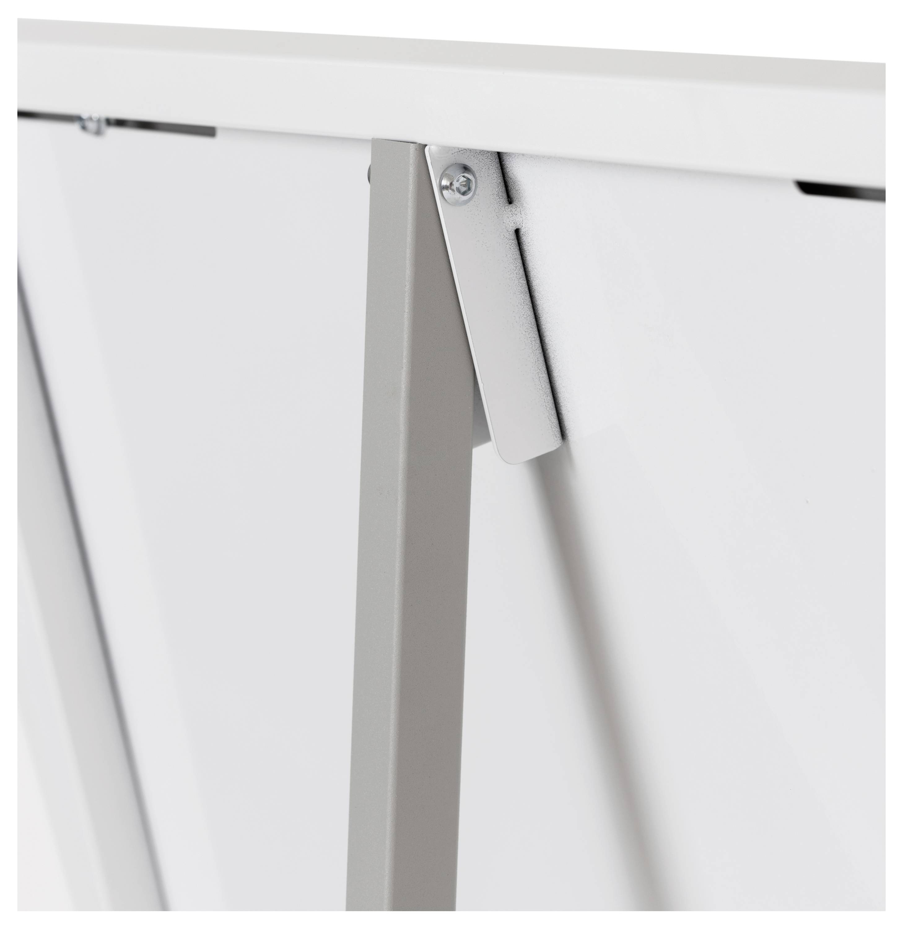 Zbliżenie metalowego zawiasu na białym elemencie meblarskim. Zawias łączy dwie płaszczyzny i ukazuje szczegóły jego budowy.