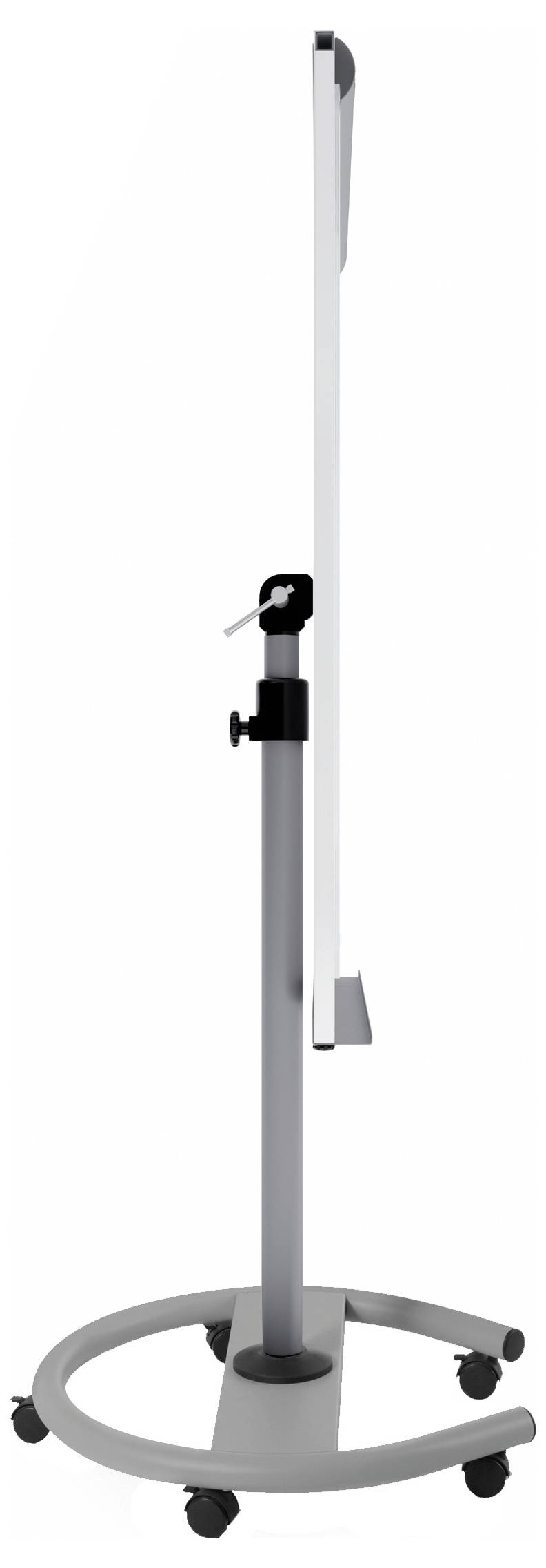Biała tablica flipchart zamocowana na regulowanym w wysokości, srebrnym stojaku z kółkami dla zapewnienia mobilności.