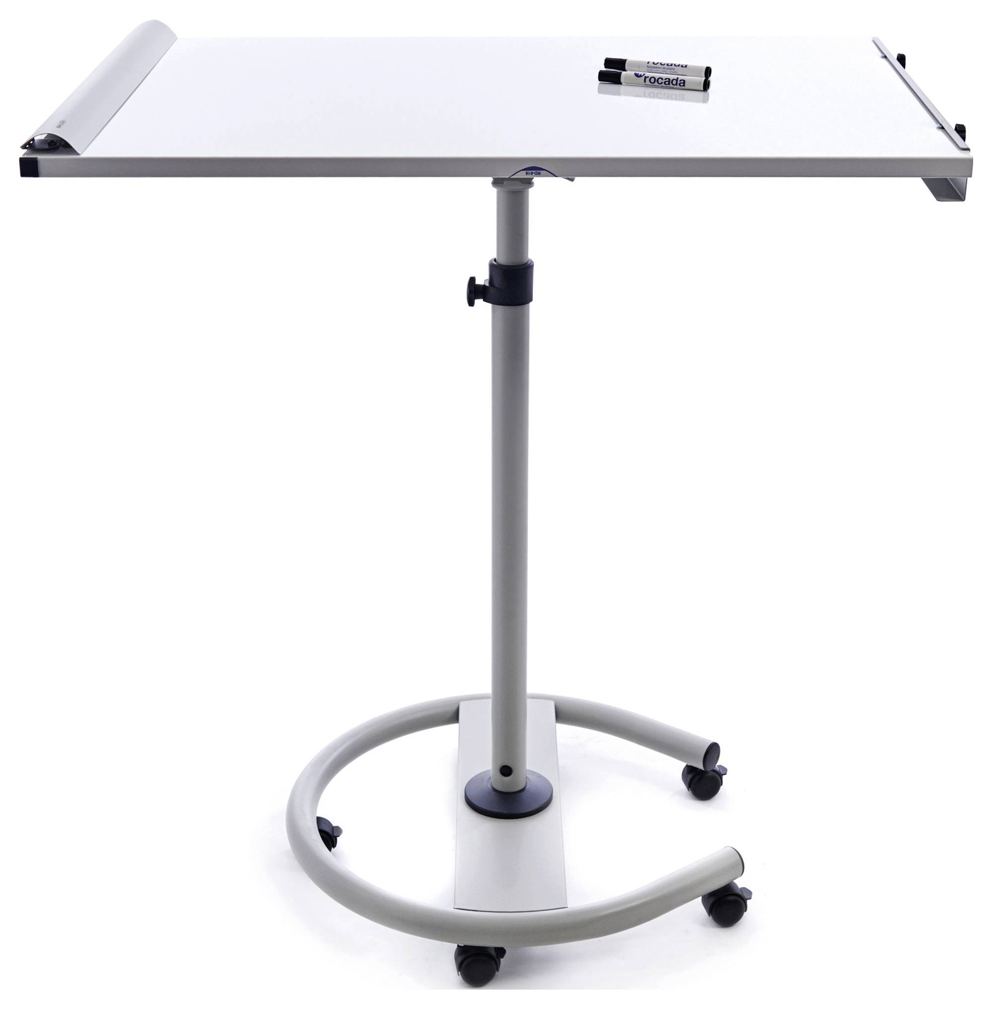 Tablicę flipchart z regulacją wysokości na kółkach, z białą powierzchnią do pisania i dwoma czarnymi markerami.