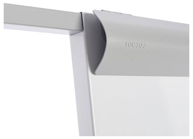 Nowoczesny spinacz w srebrnym kolorze, przymocowany do białej metalowej struktury.