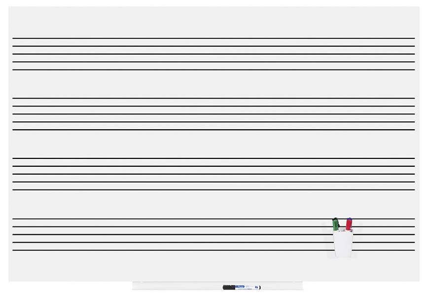 Biała tablica, na której narysowano wielopoziomowe linie pięciolinii do zapisu muzycznego. Na dole przymocowany jest uchwyt na pisaki z czerwonym, zielonym i czarnym markerem.