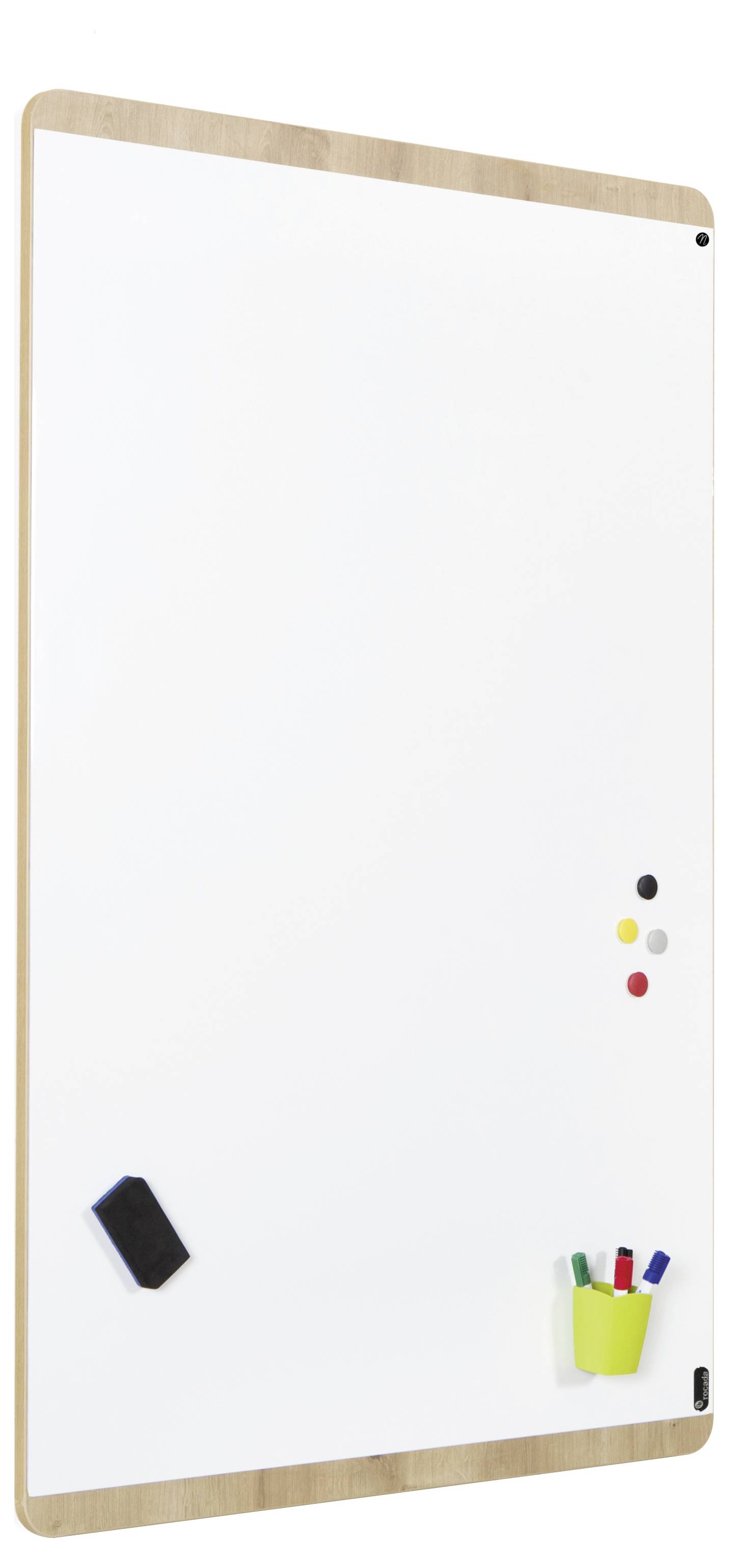 Biała tablica magnetyczna z drewnianą ramą, w dolnym rogu magnesy i pojemnik na pisaki, gąbka w przeciwnym rogu.