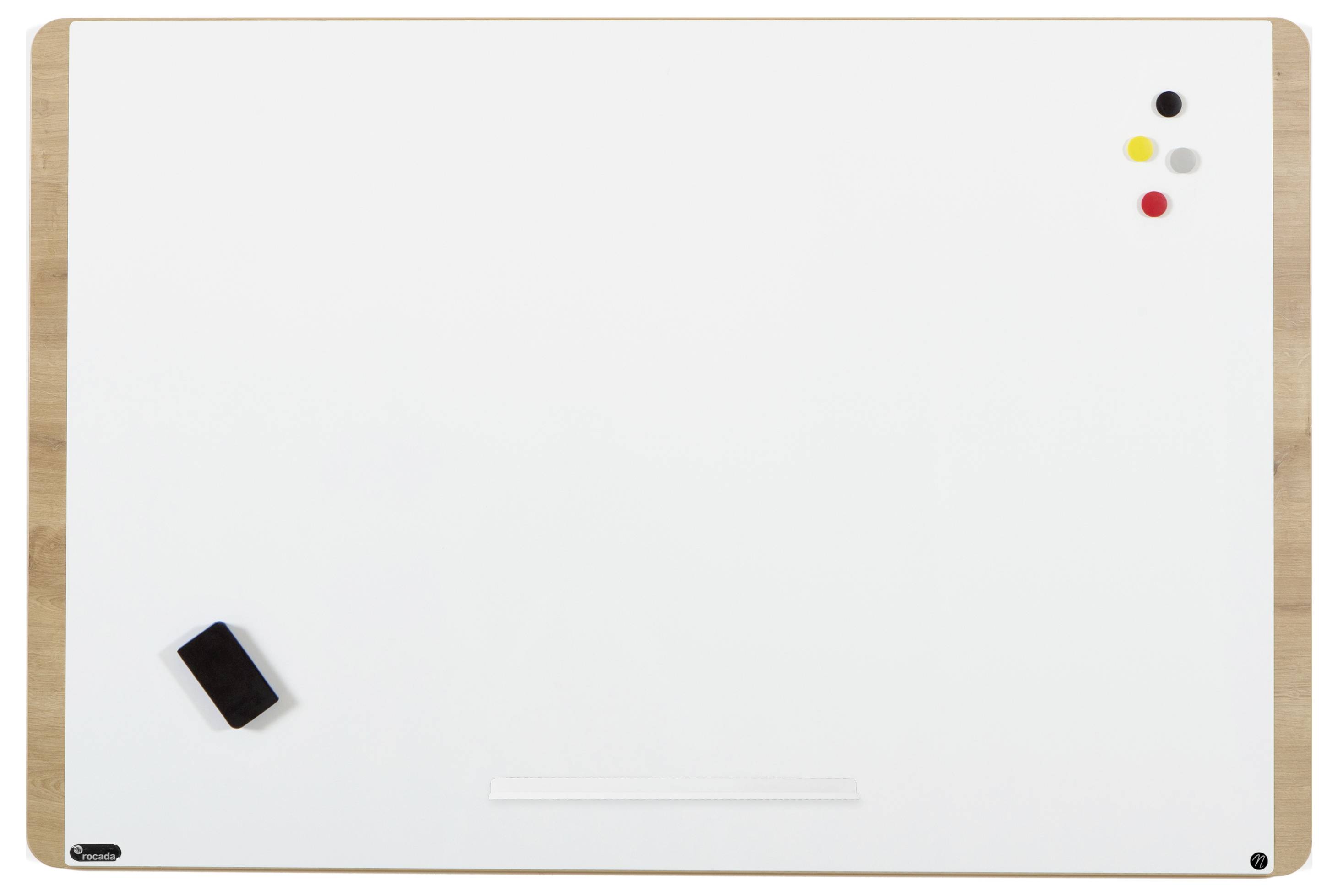 Magnetyczna tablica białościenna w drewnianej ramie. Na tablicy umieszczone są trzy kolorowe magnesy i czarny gąbkowy gumka do ścierania.
