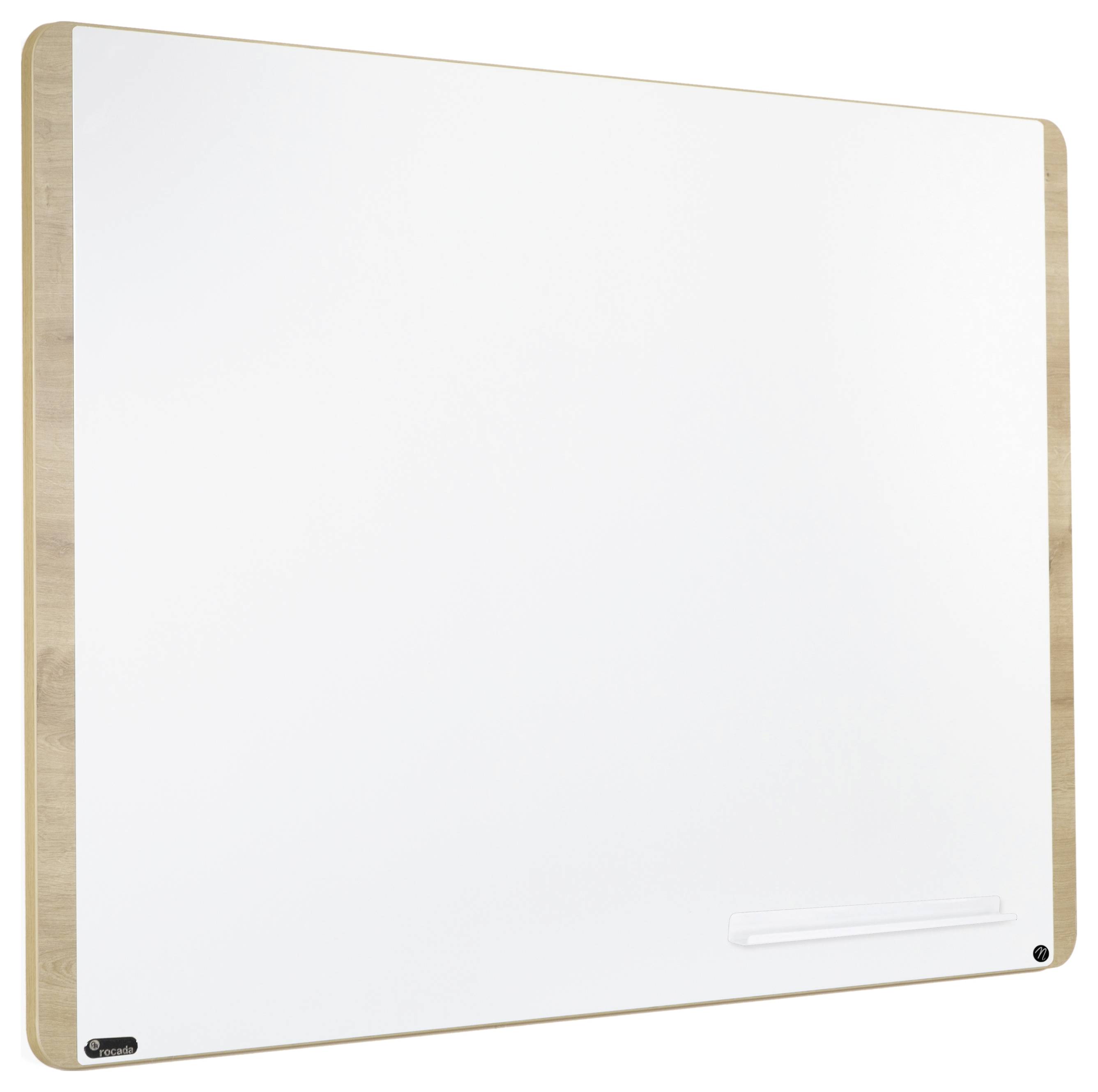 Prostokątna tablica whiteboard w drewnianej ramie, zamocowana na ścianie. Posiada gładką, białą powierzchnię do pisania, pozbawioną jakichkolwiek napisów.