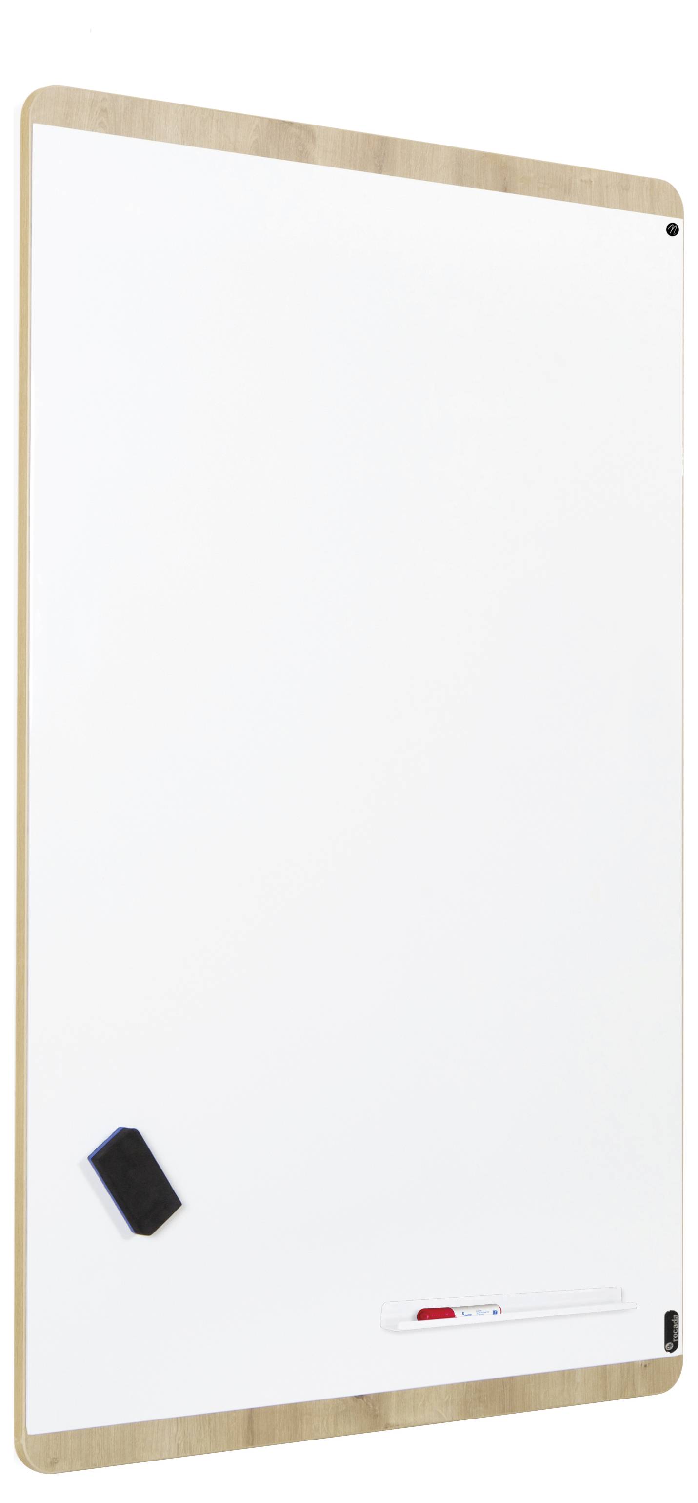 Pusta, pionowo ustawiona tablica, na której dolnej krawędzi leży czarny gumka i czerwony marker.
