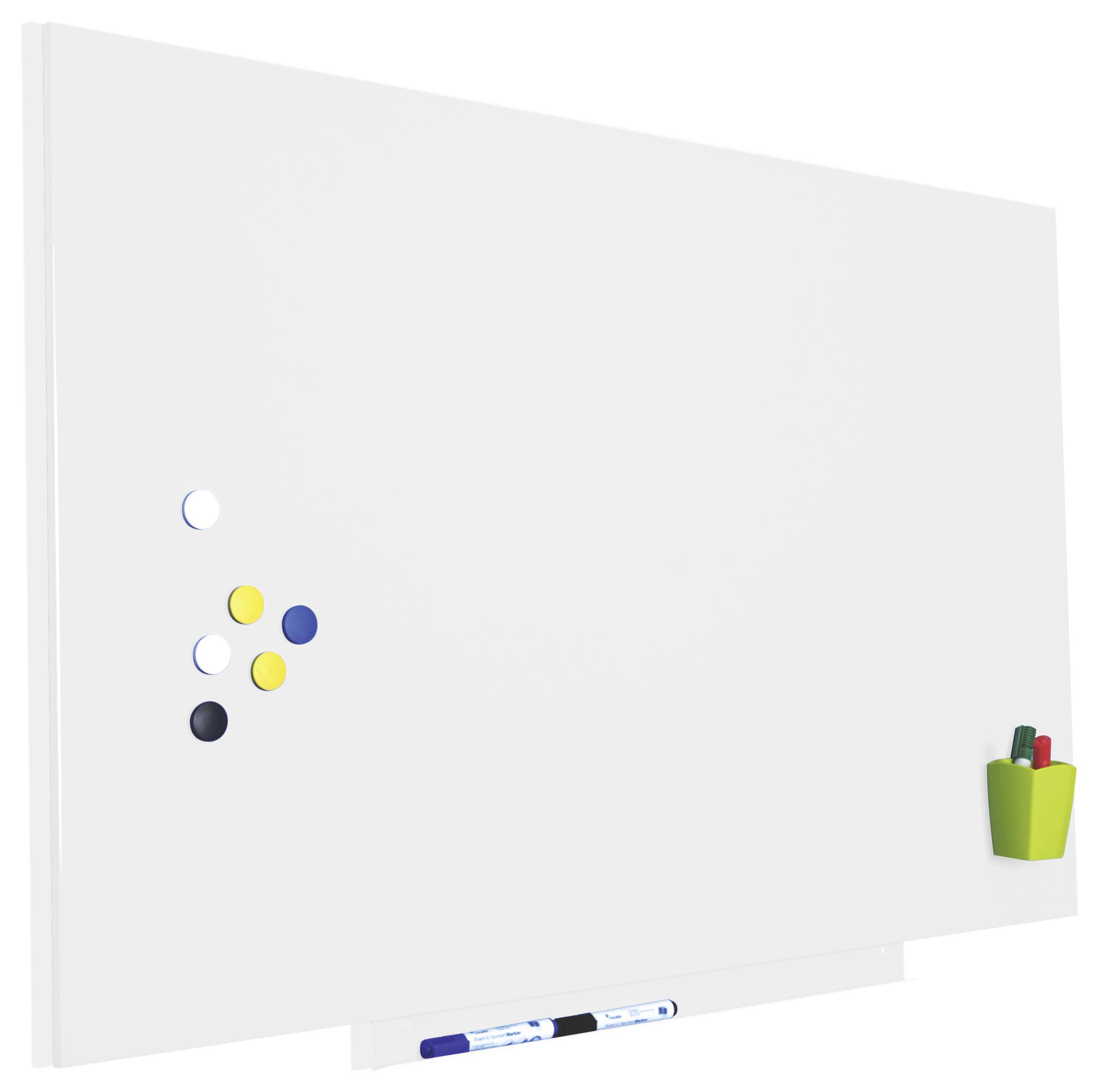 Pusta tablica whiteboard z kilkoma magnesami w lewym górnym rogu oraz małym, zielonym pojemnikiem na pisaki w prawym dolnym rogu, mieszczącym kolorowe markery.