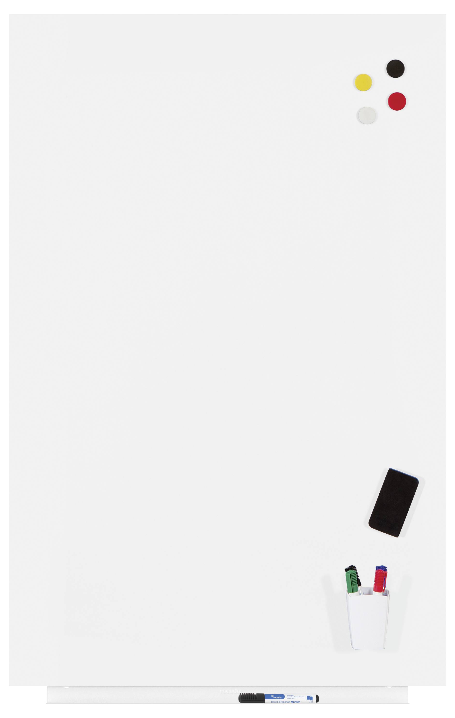 Biała tablica magnetyczna z czterema magnesami w różnych kolorach, pojemnik na przybory do pisania z markerami oraz smartfon leżą na tablicy.