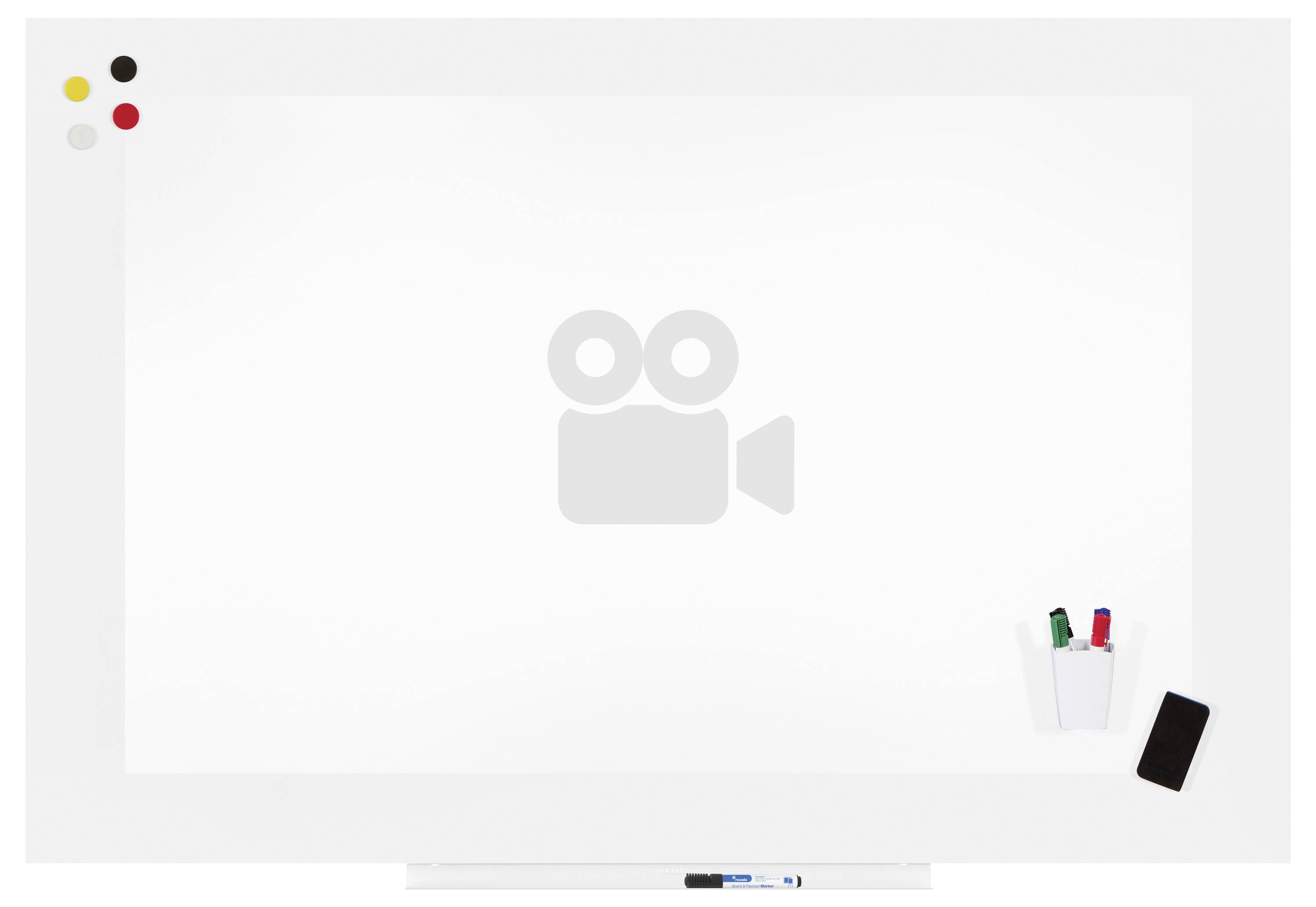 Duża, pusta tablica biała z małym pojemnikiem na markery i gumką do mazania poniżej po prawej stronie. W lewym górnym rogu cztery magnesy.