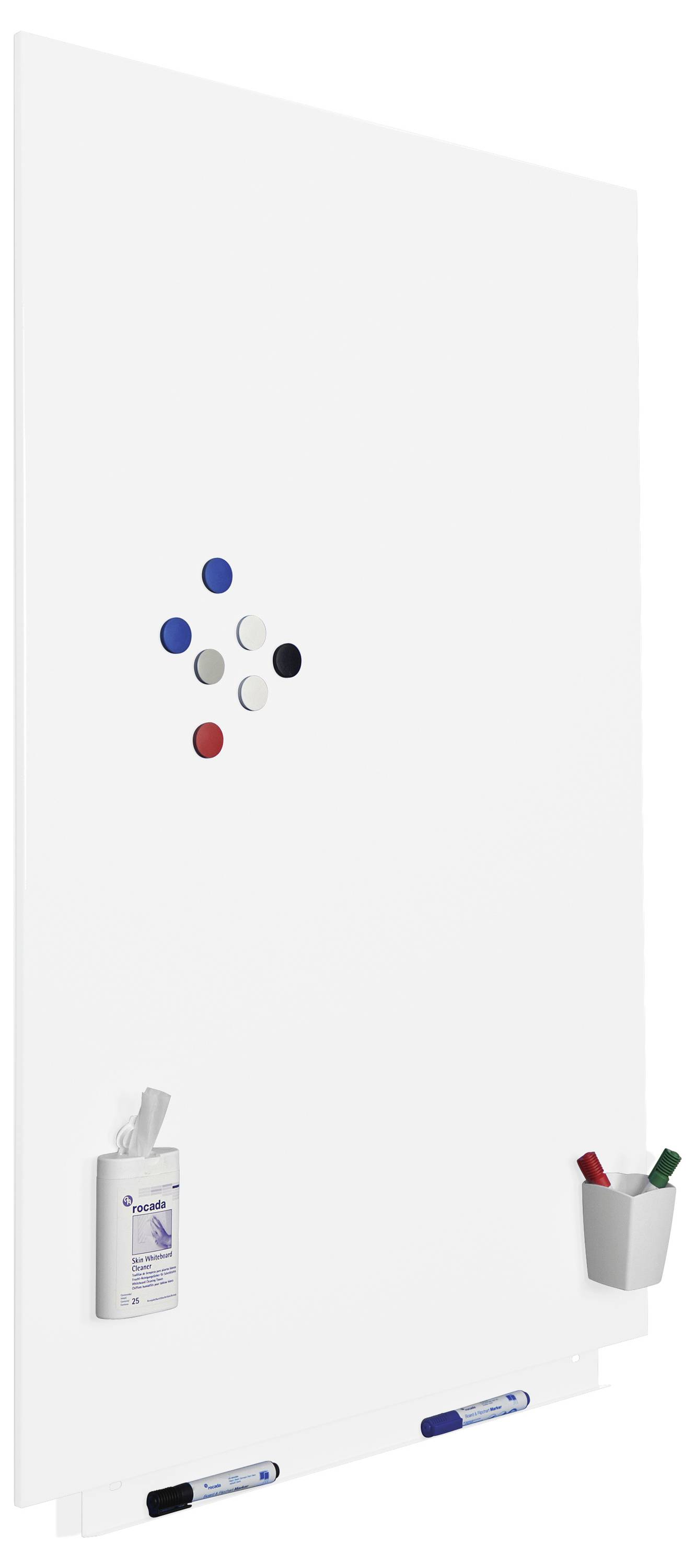 Białą tablicę magnetyczną z kolorowymi magnesami, pudełkiem chusteczek higienicznych, pojemnikiem na pisaki i gumkami na dolnej krawędzi.