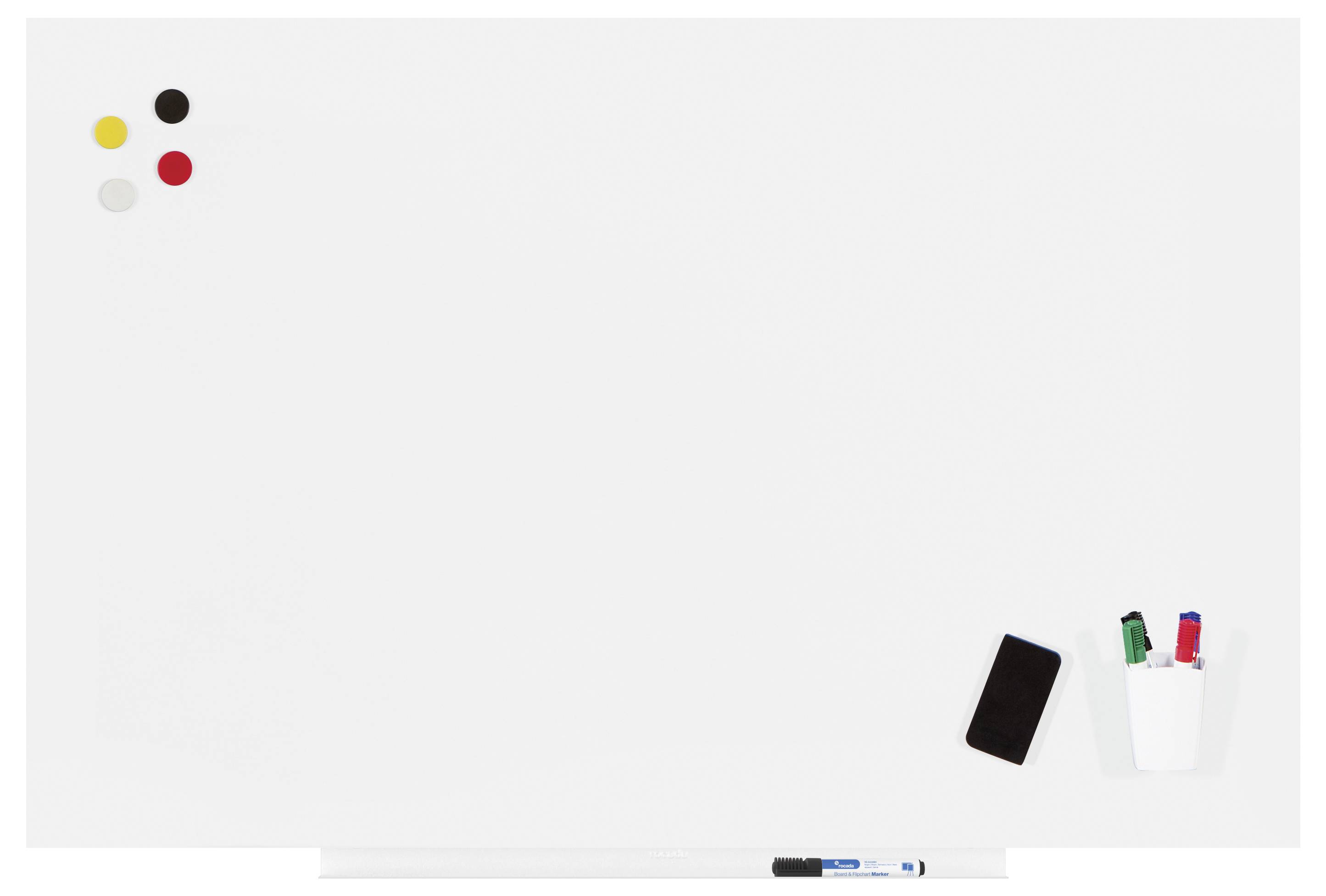 Pusta tablica whiteboard z czarnym smartfonem, trzema markerami w kubku oraz kolorowymi magnesami (żółtymi, białymi, czarnymi, czerwonymi) w rogu.