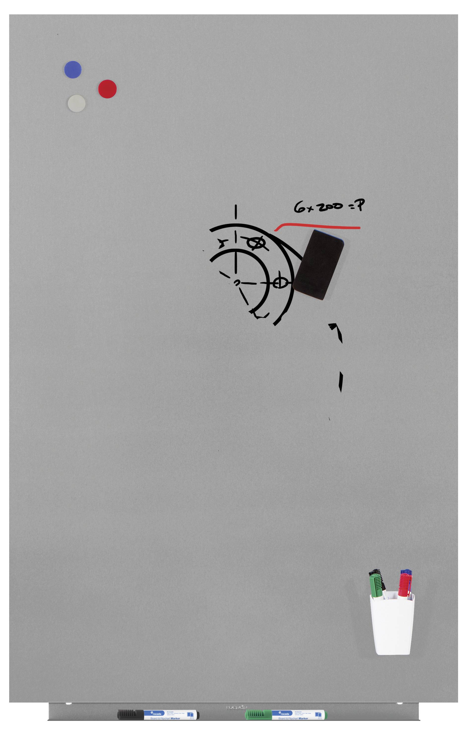 Szara tablica, na której narysowane są kręgi, liczby i figury geometryczne. W dolnym rogu znajduje się stojak z piórami.