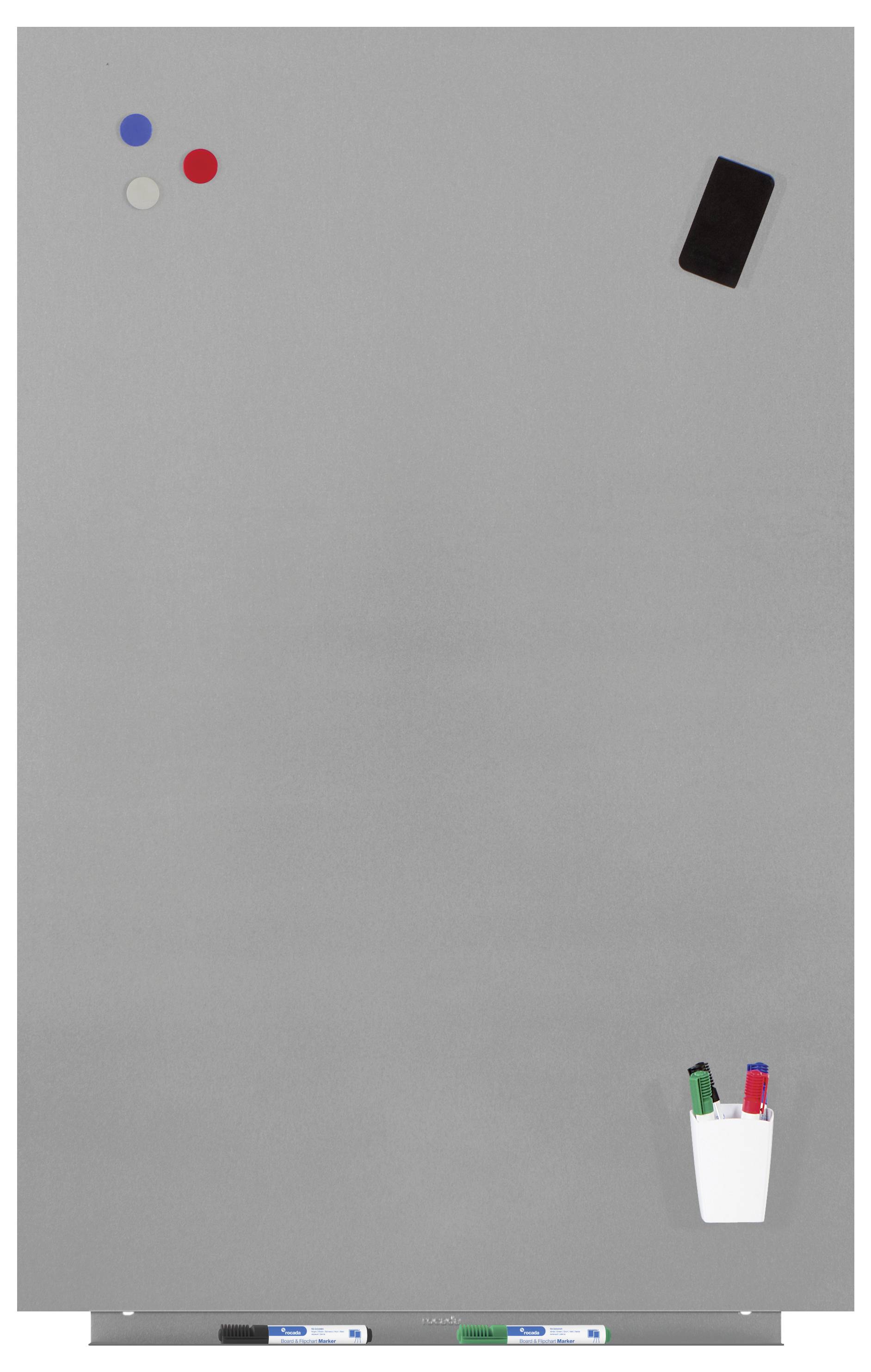 Pusta szara tablica z kolorowymi magnesami, telefonem komórkowym i markerami w kubku na brzegu, gotowa do sporządzania notatek.