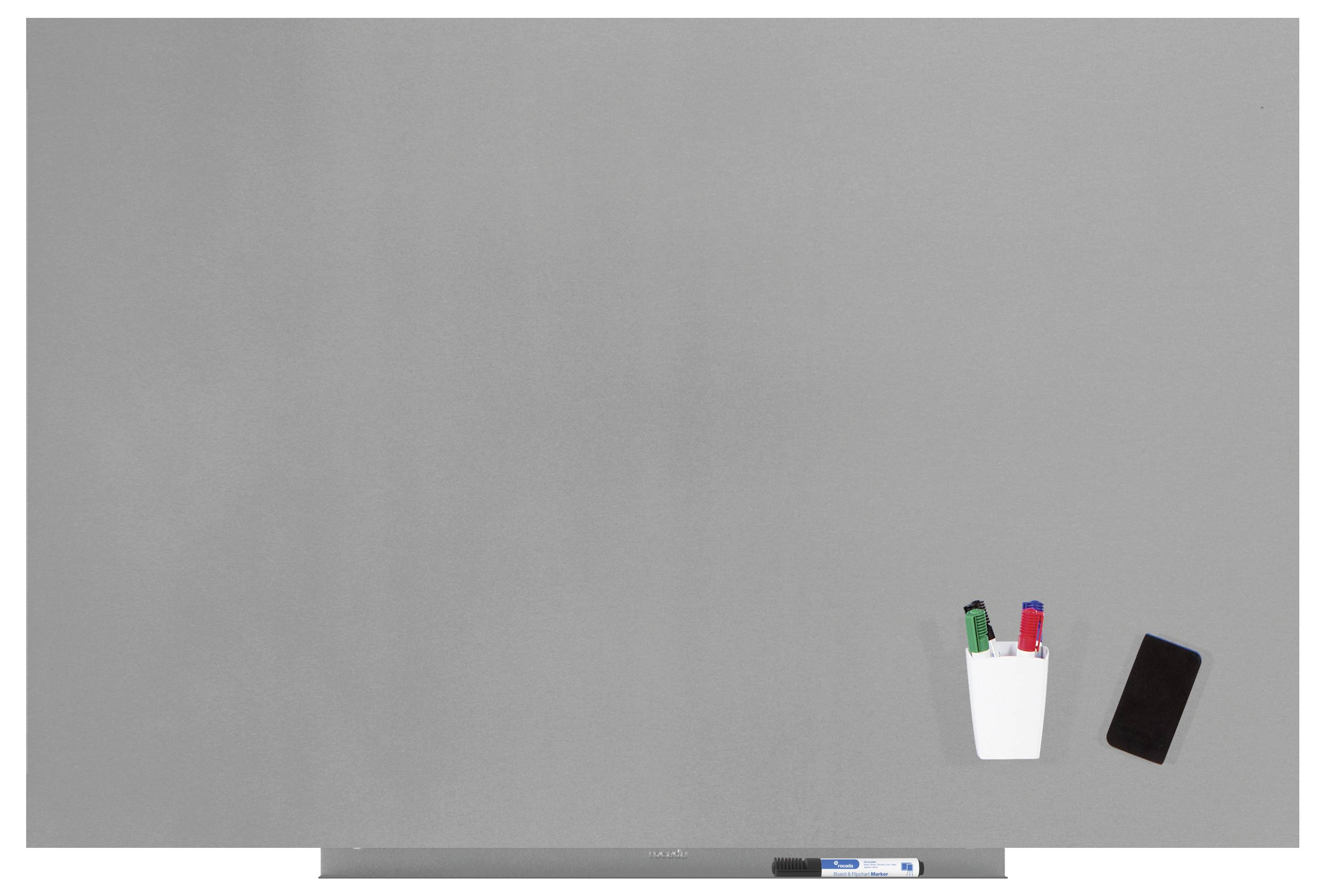 Szare białe tablice z tacką na przybory do pisania w lewym dolnym rogu. Zawiera dwa pisaki w kubku i czarny prostokąt, który może być gumką do mazania.