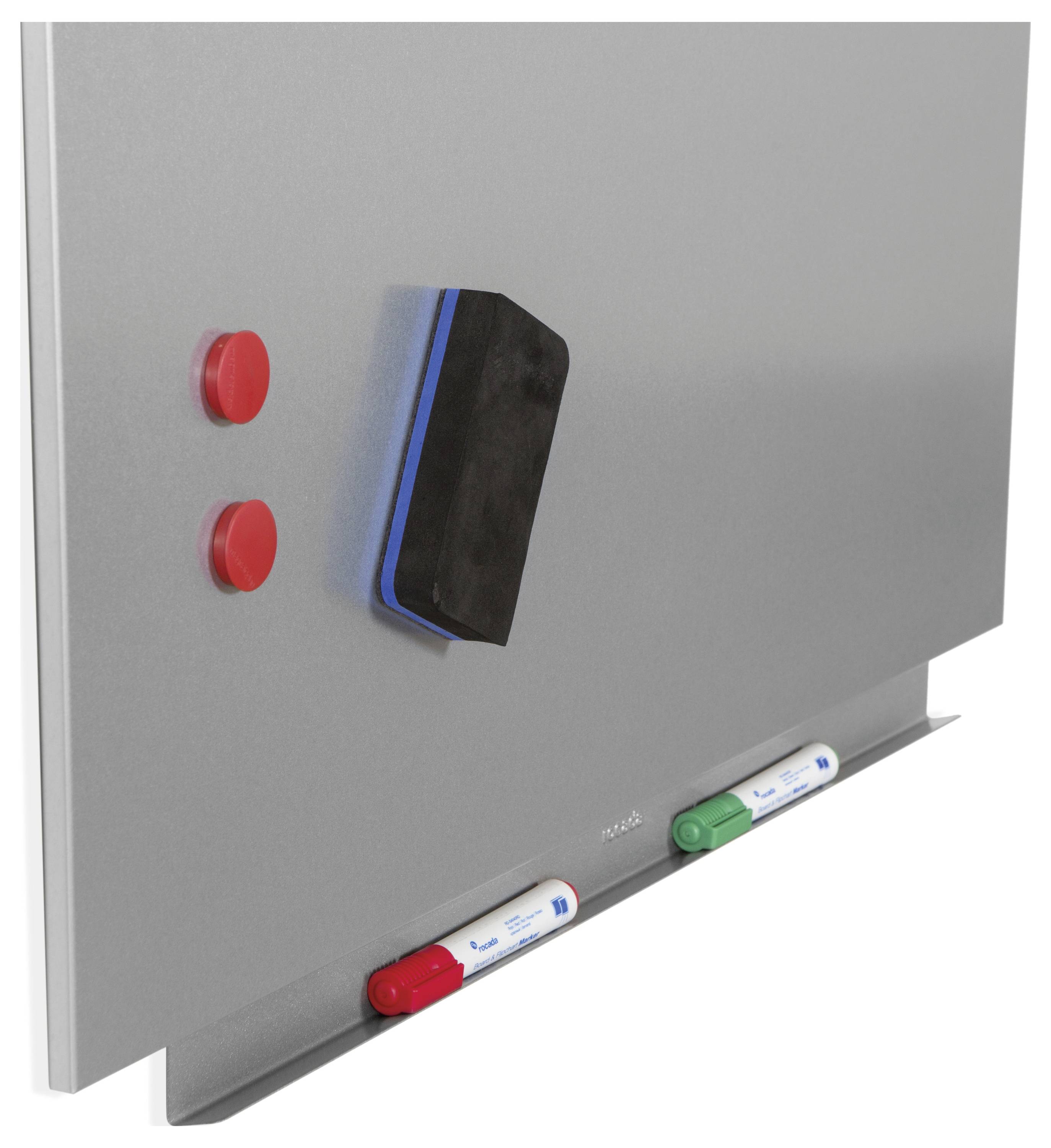 Tablica magnetyczna z pięcioma czerwonymi magnesami, czarną gąbką do tablicy z niebieskim obrzeżem pośrodku oraz dwoma markerami na dole.