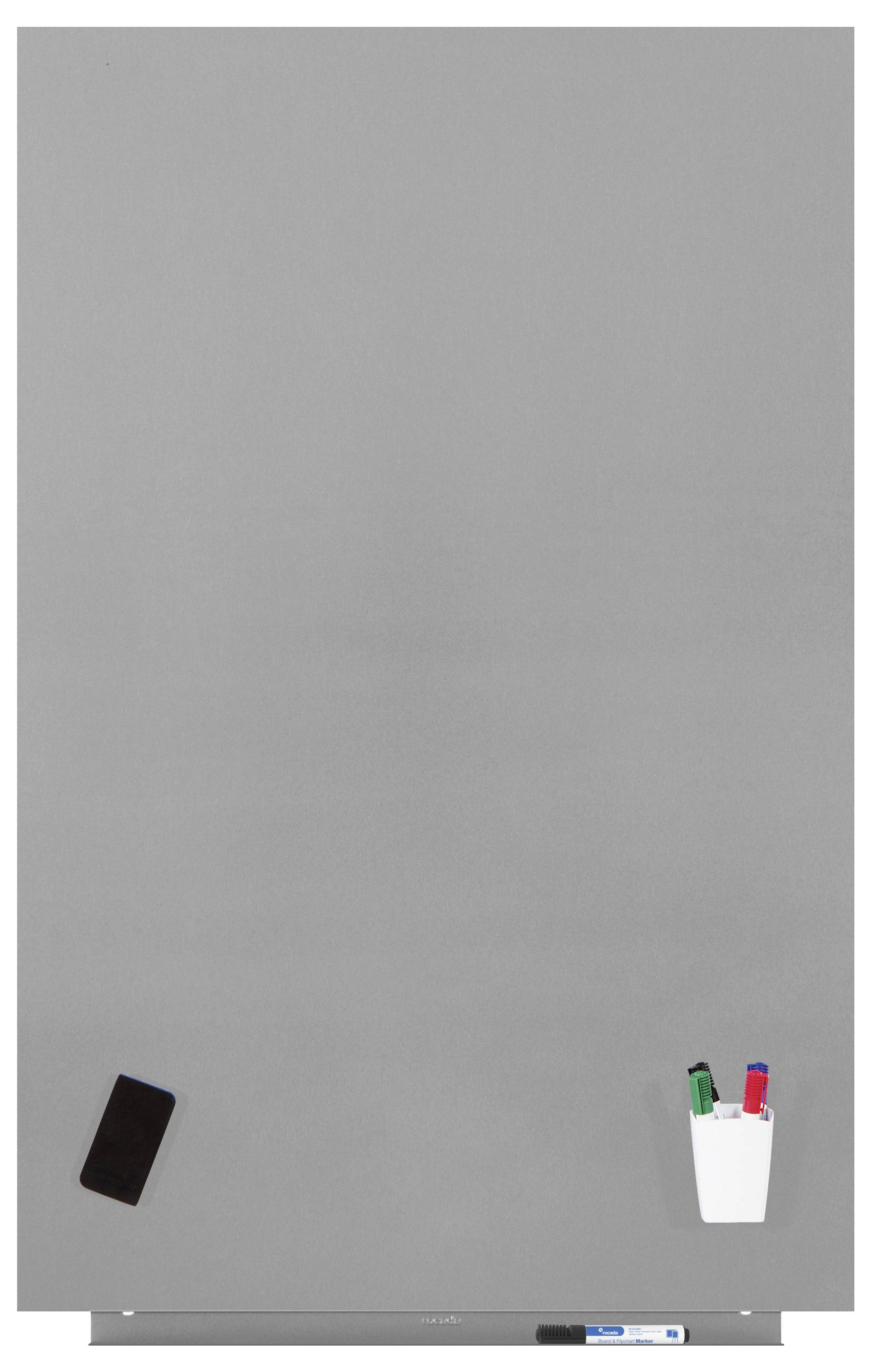 Szara tablica magnetyczna z telefonem komórkowym i pojemnikiem na długopisy w rogu. Zawiera pisaki w kolorach czerwonym, zielonym i niebieskim. Odpowiednia do sporządzania notatek i organizacji.