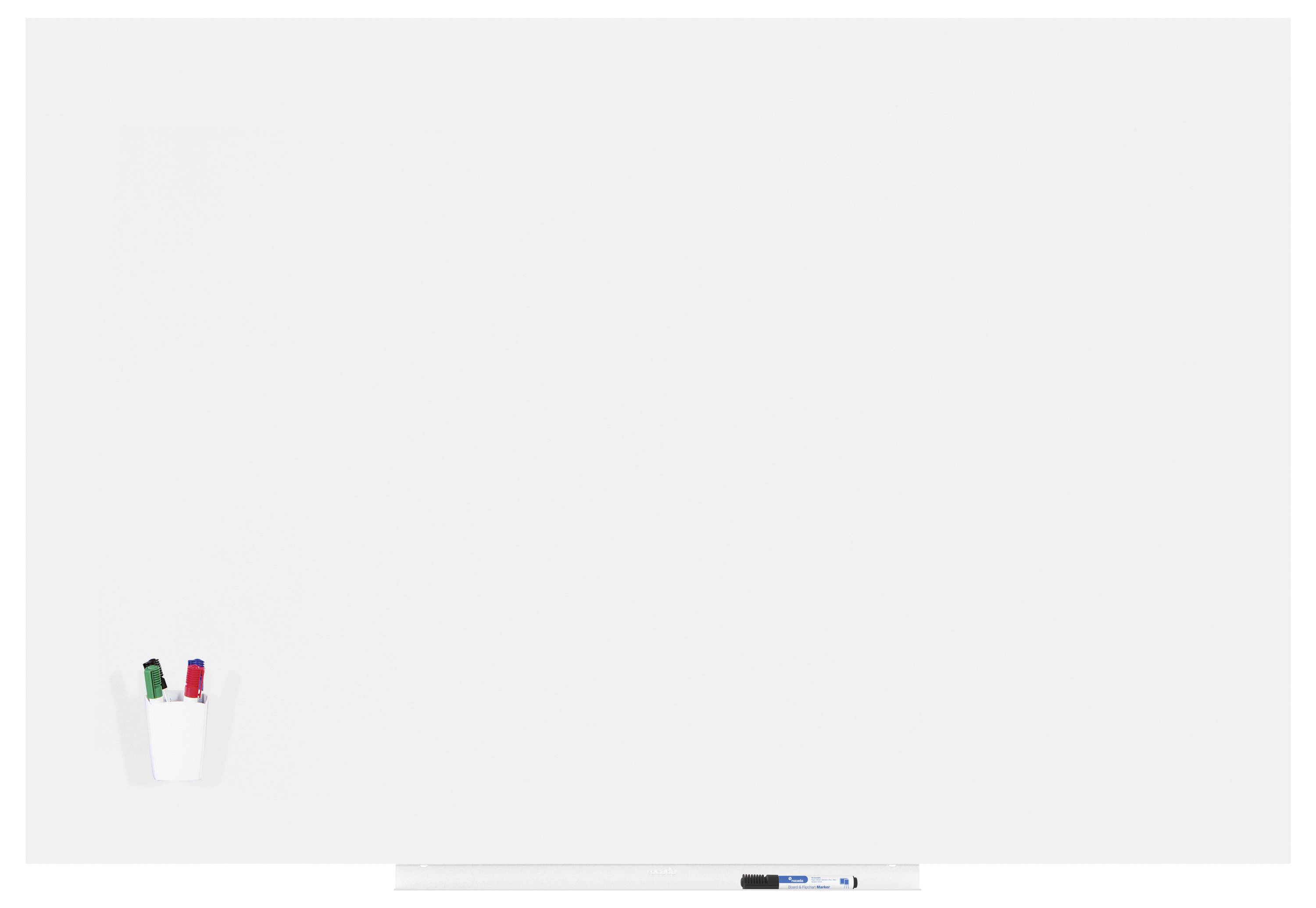 Biała tablica, na której w lewym dolnym rogu znajduje się pojemnik na pisaki zawierający dwa zielone i jeden czerwony pisak.
