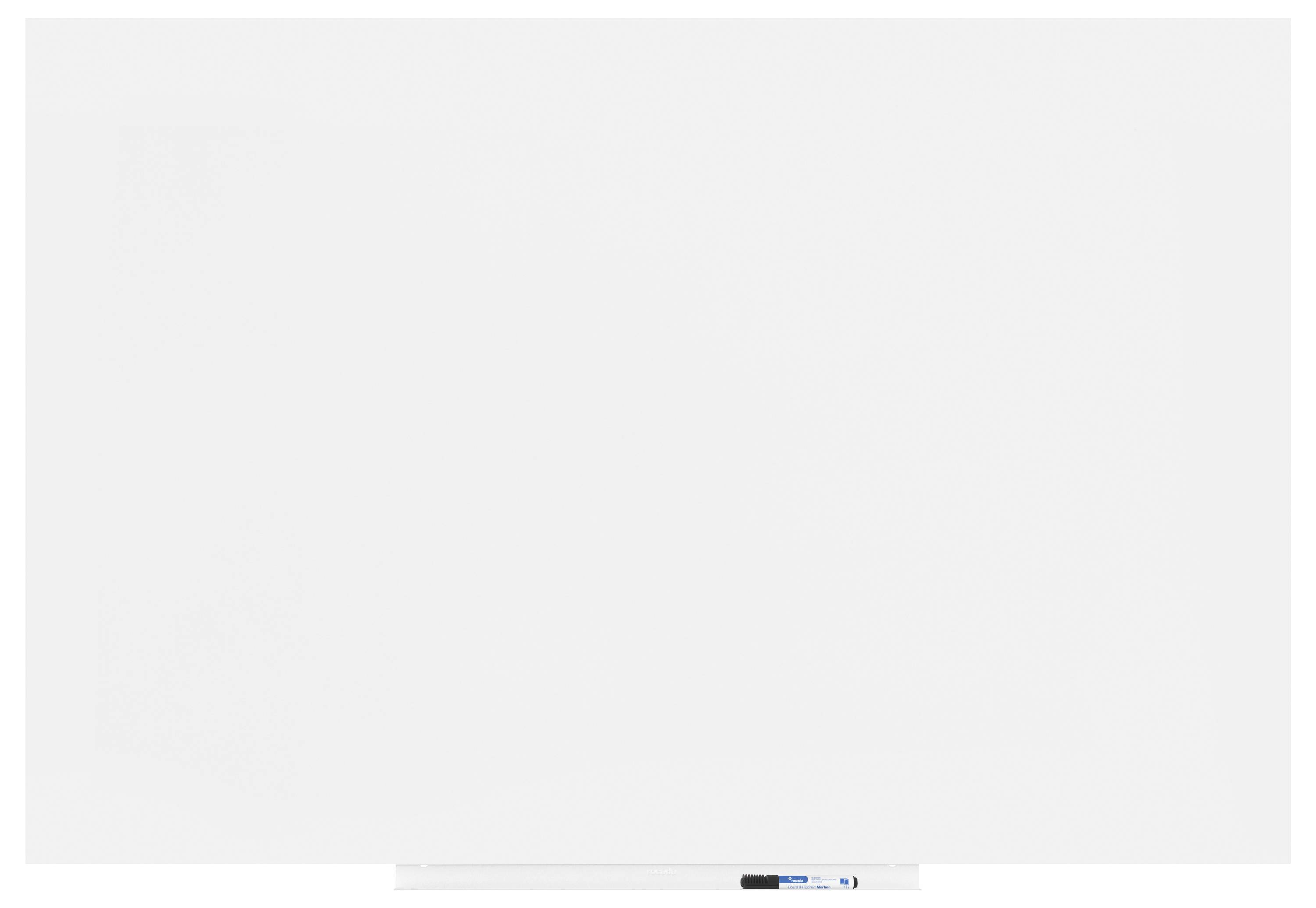 Pusta, biała tablica, pod nią czarny marker, umieszczone na gładkiej białej ścianie.