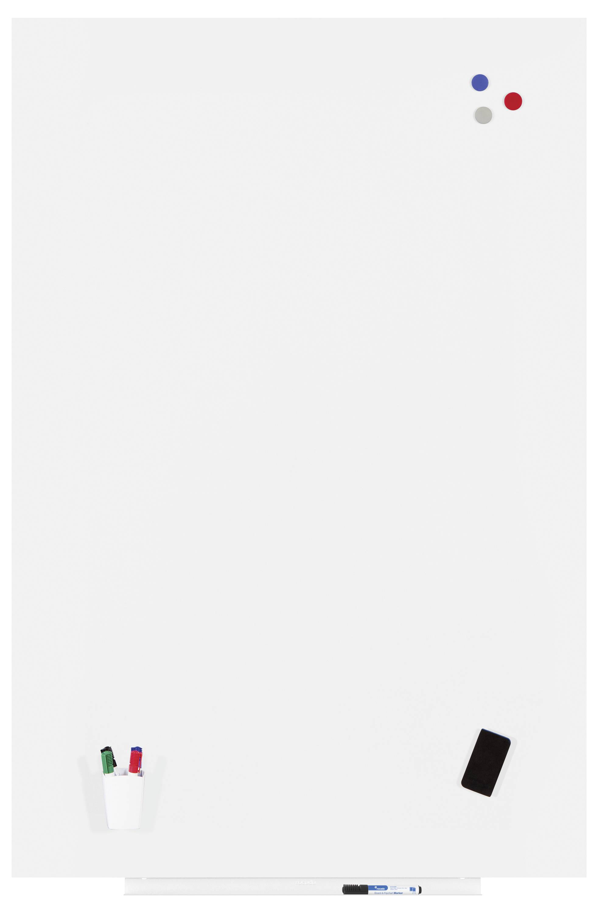 Pusta tablica whiteboard z trzema magnesami i kubkiem markerów umieszczonym w lewym dolnym rogu, czarny telefon komórkowy umieszczony w prawym dolnym rogu.