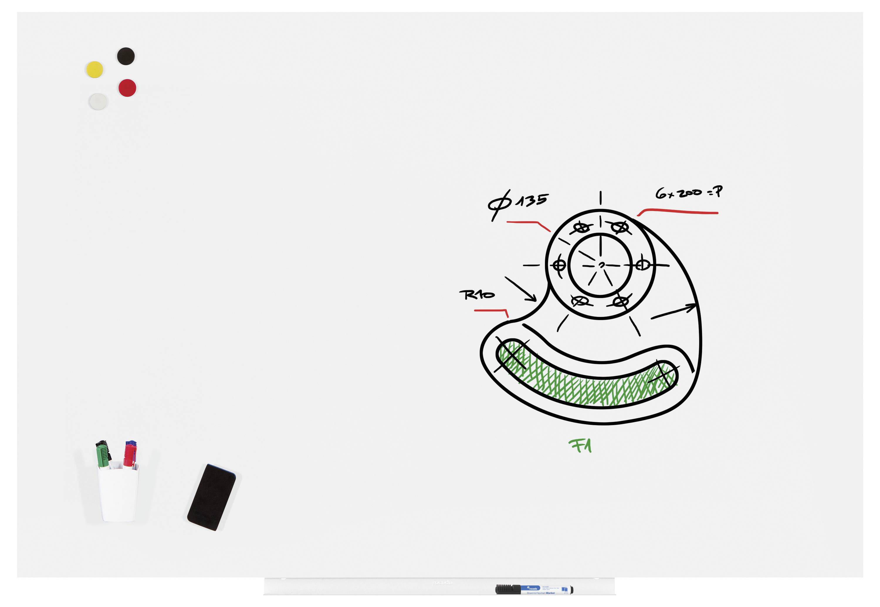 Techniczny rysunek części mechanicznej z oznaczeniami i notatkami na tablicy białej. Obok umieszczono marker i gąbkę.