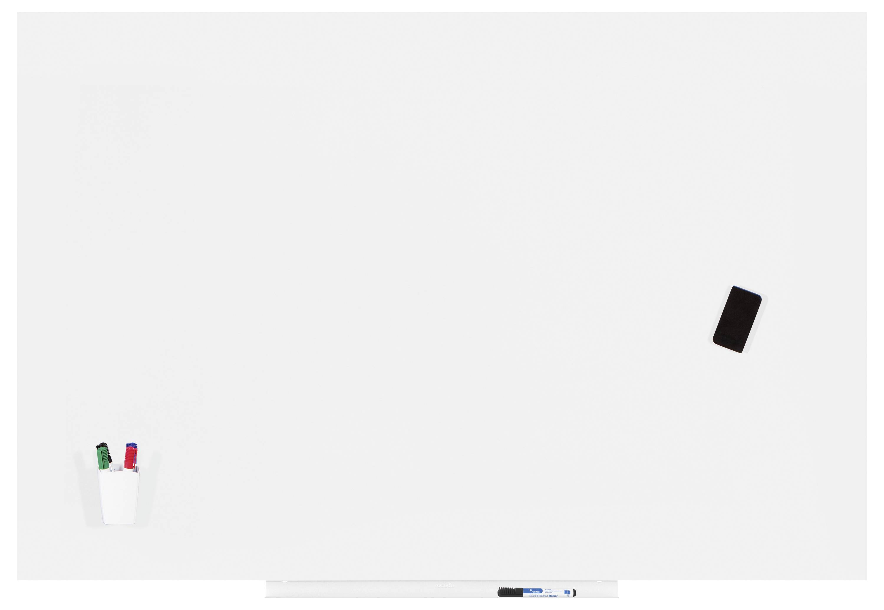 Pusta tablica whiteboard z czarnym markerem oraz kubkiem na przybory, w którym znajdują się zielone i czerwone pisaki, umieszczony w dolnym rogu.