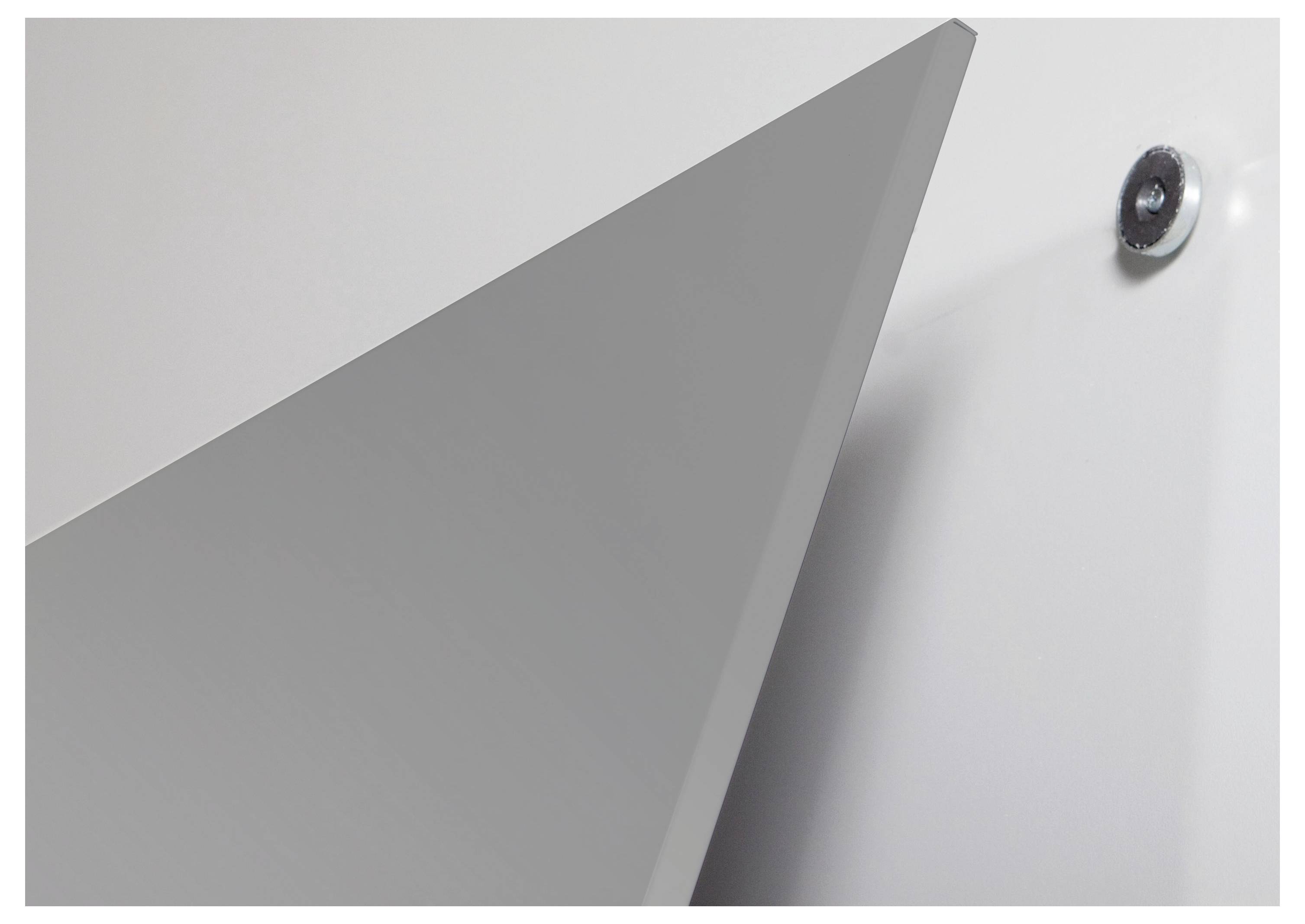 Szara, trójkątna płyta metalowa z fazowaną krawędzią i mocowaniem śrubowym, umieszczona na białej powierzchni.